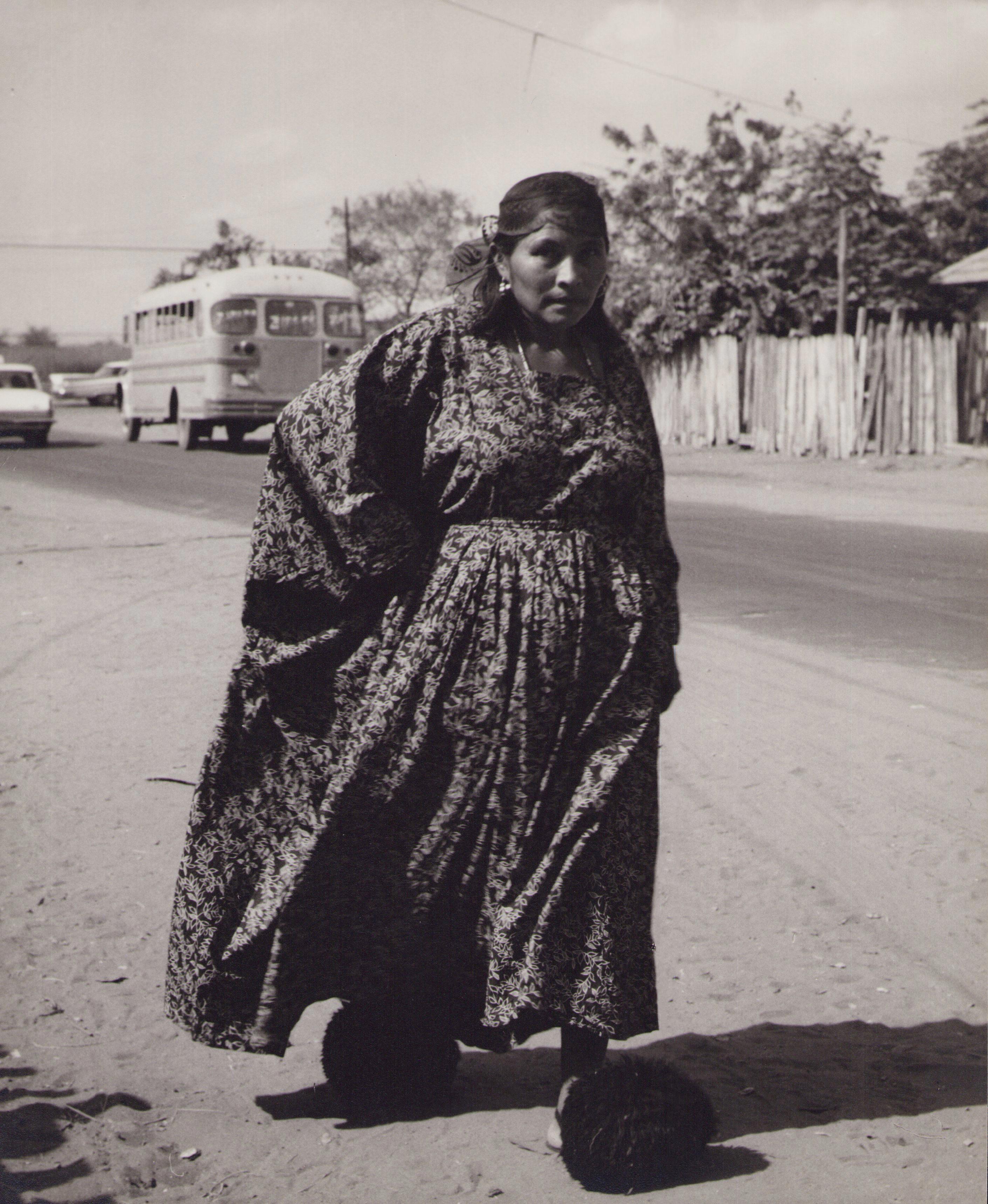 Black and White Photograph Hanna Seidel - Vénézuélienne, Femme, photographie en noir et blanc, années 1960, 29 x 23,8 cm