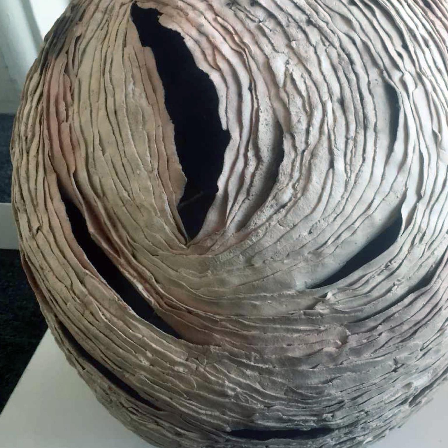 Handgefertigte, unglasierte Ton-Originalskulptur von Hannah Alex-Glasser aus dem Jahr 2013. 