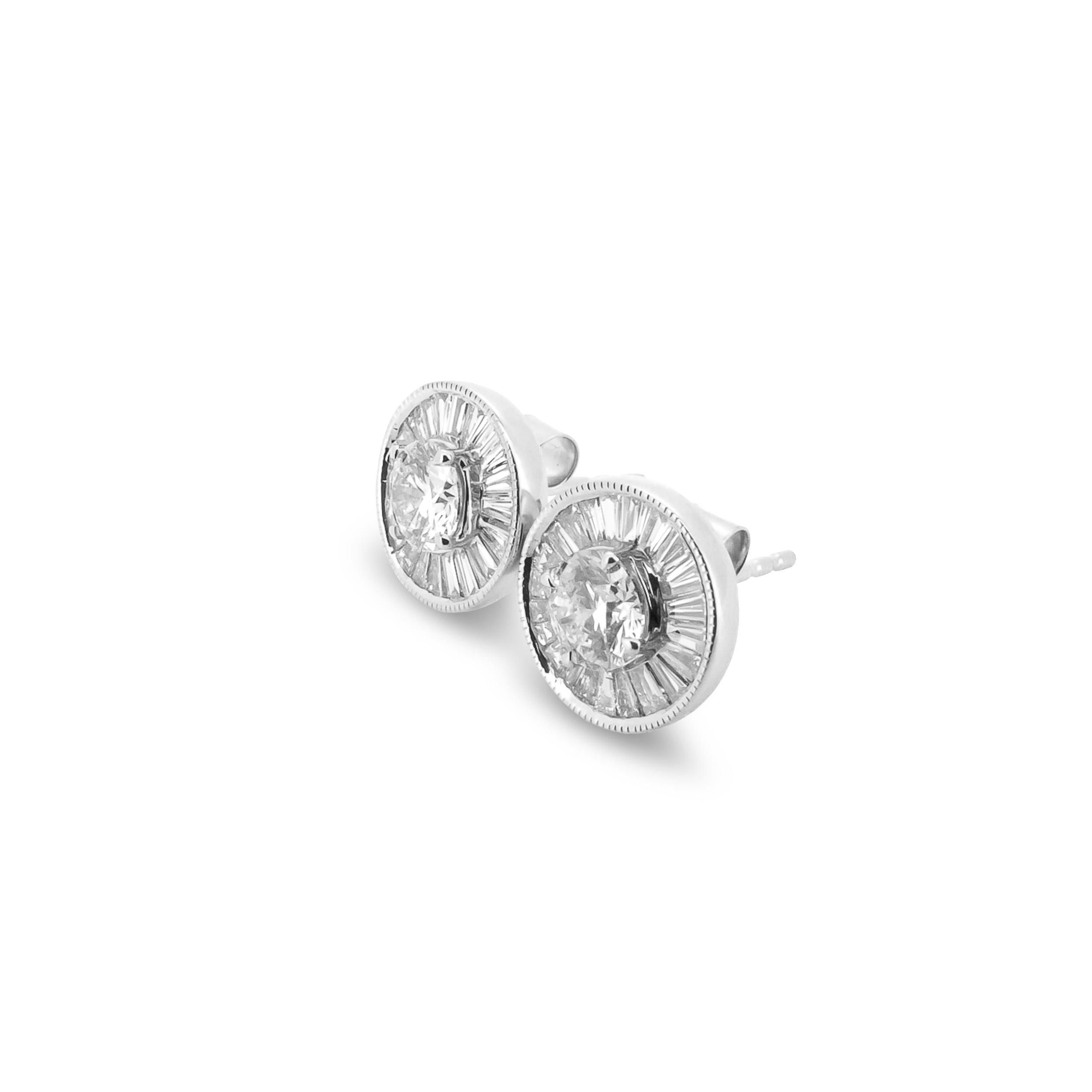 Les boucles d'oreilles Hannah
Intemporelles dans leur silhouette et lumineuses dans leur exécution, les Elegettes Hannah sont une expression raffinée de l'élégance signature de Corielle. Réalisée en or blanc ou jaune 14 carats, cette gracieuse paire