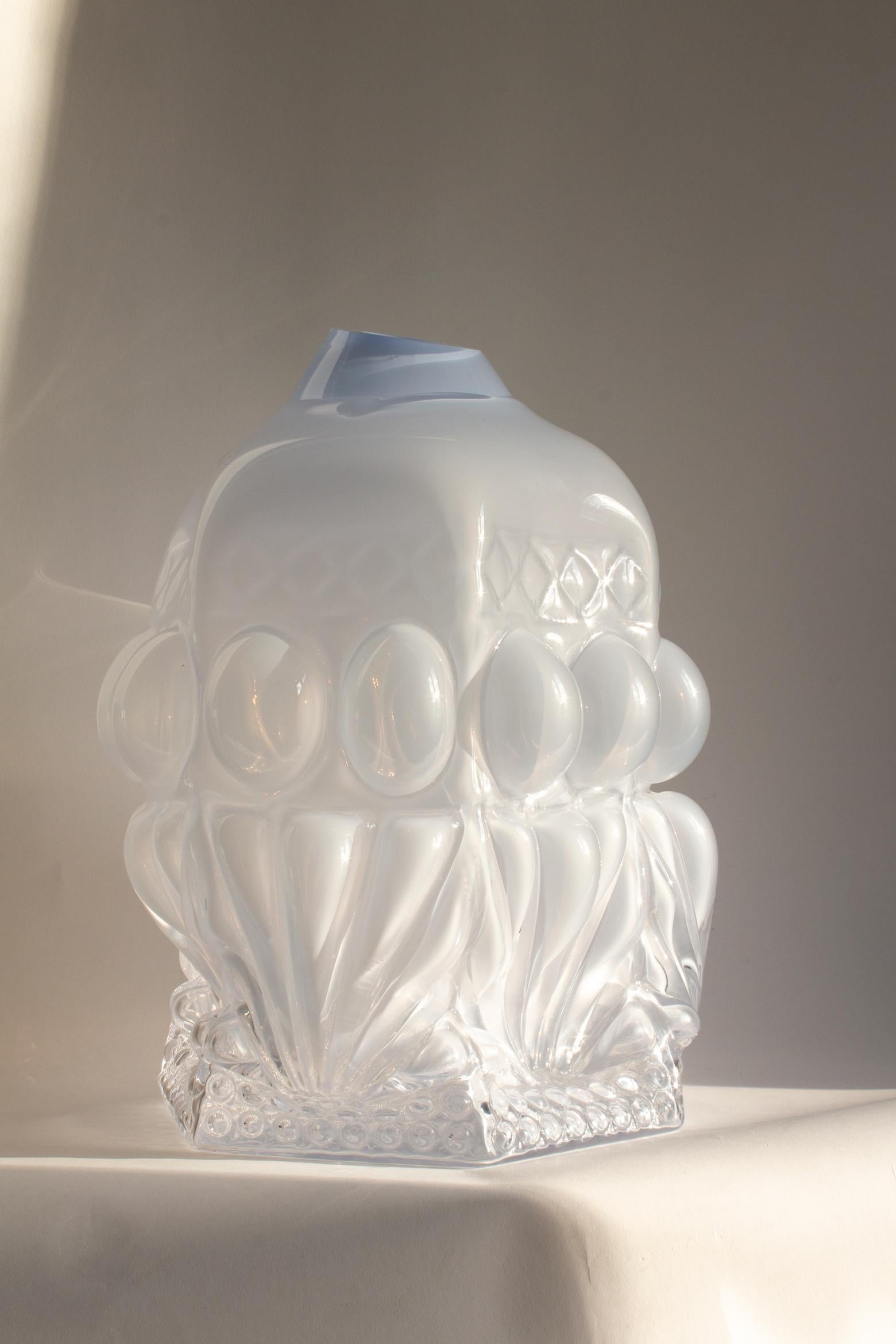 Moderne Vase en verre soufflé à la main en opac bleu/blanc imprimé stuc Hannah Hansdotter, 2017 en vente