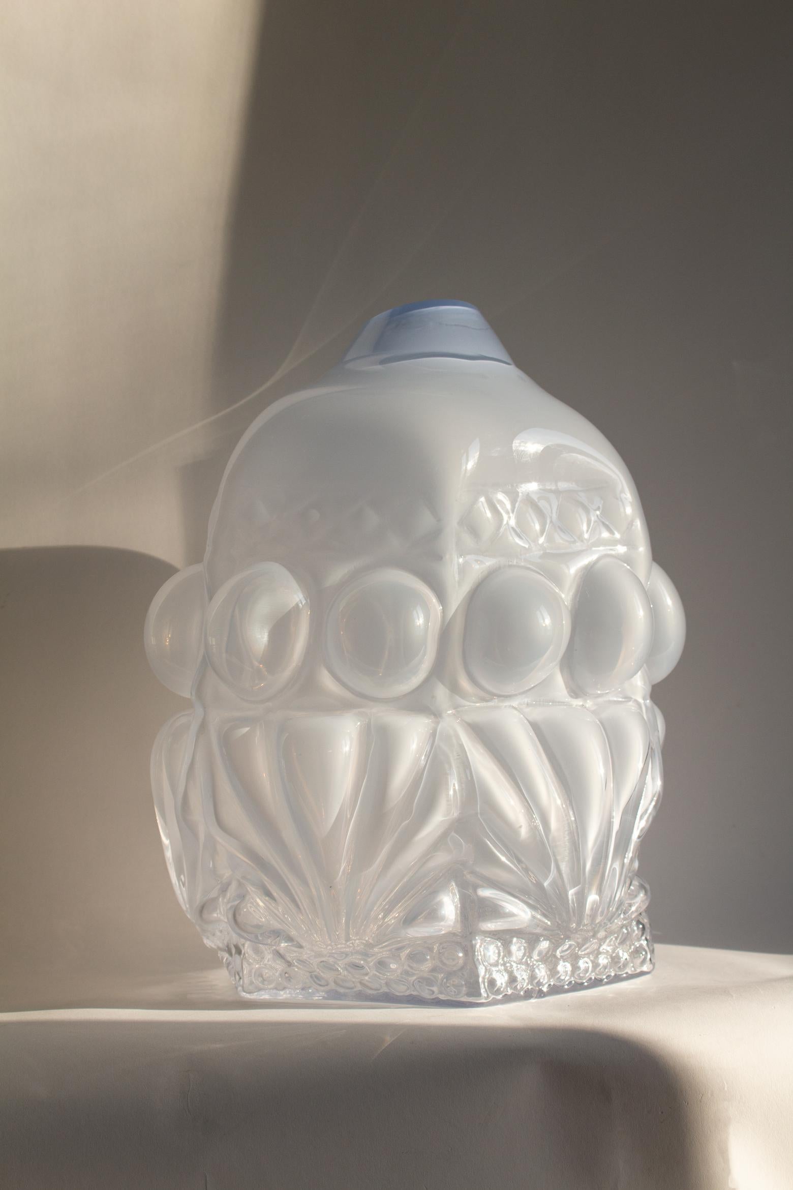 Hannah Hansdotter Vase aus mundgeblasenem Opacglas mit blauem/weißem Stuckdruck, 2017 (Schwedisch) im Angebot