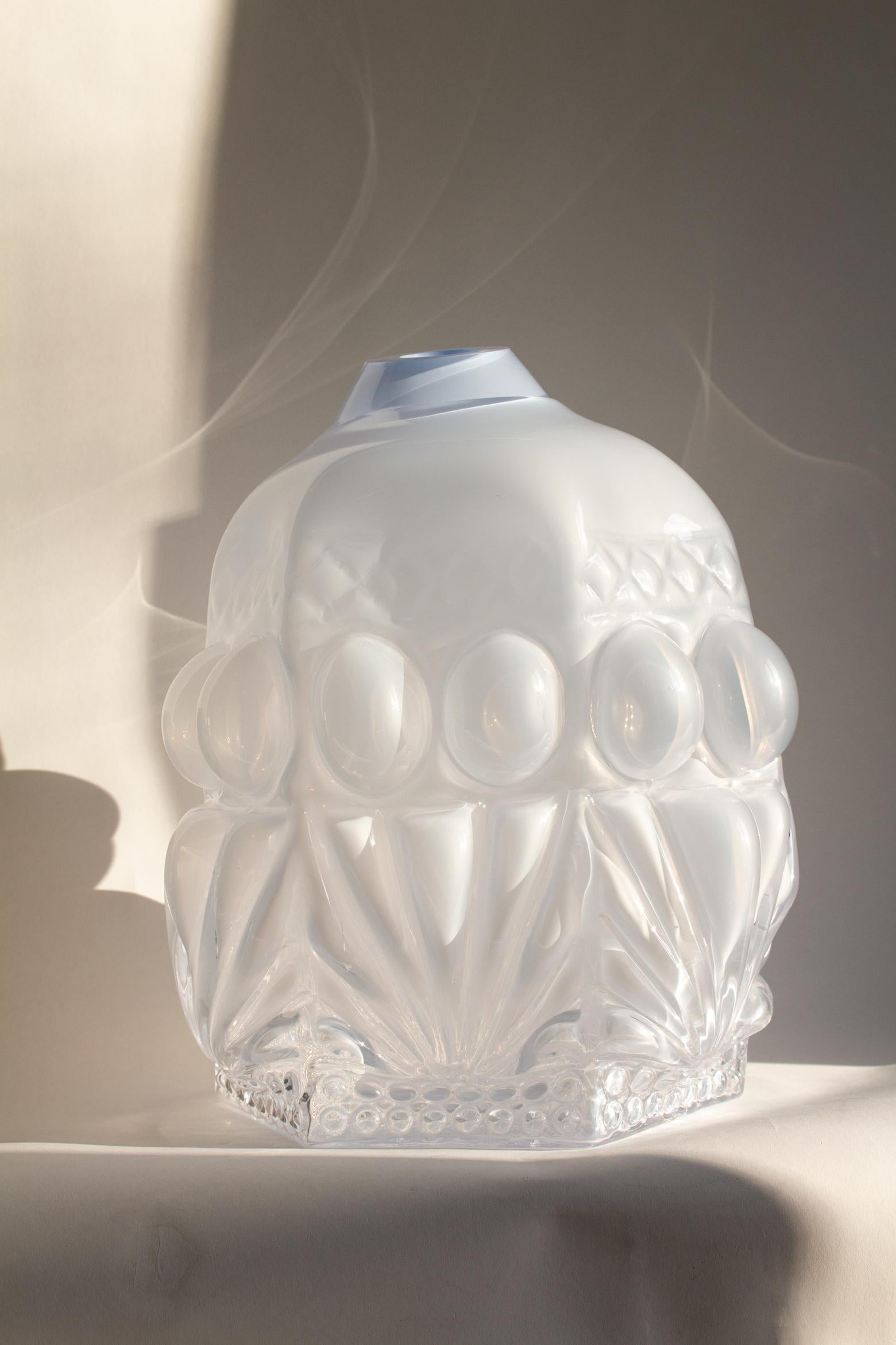 Hannah Hansdotter Vase aus mundgeblasenem Opacglas mit blauem/weißem Stuckdruck, 2017 im Zustand „Hervorragend“ im Angebot in Stockholm, SE
