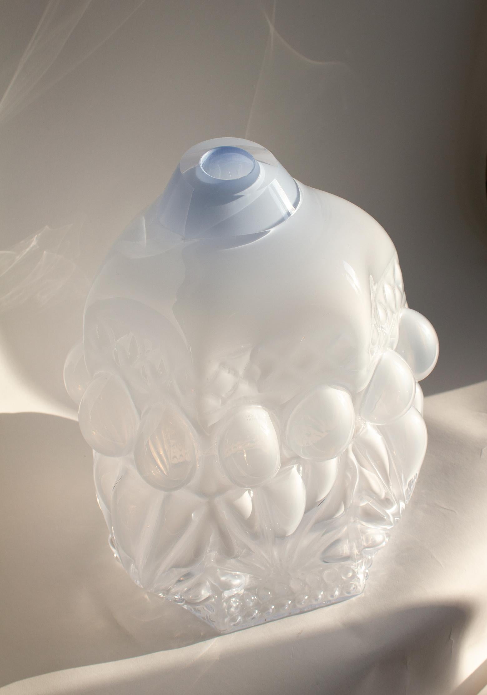 XXIe siècle et contemporain Vase en verre soufflé à la main en opac bleu/blanc imprimé stuc Hannah Hansdotter, 2017 en vente