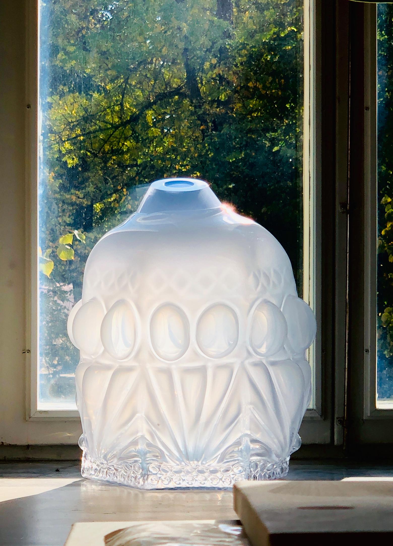 Hannah Hansdotter Vase aus mundgeblasenem Opacglas mit blauem/weißem Stuckdruck, 2017 im Angebot 2