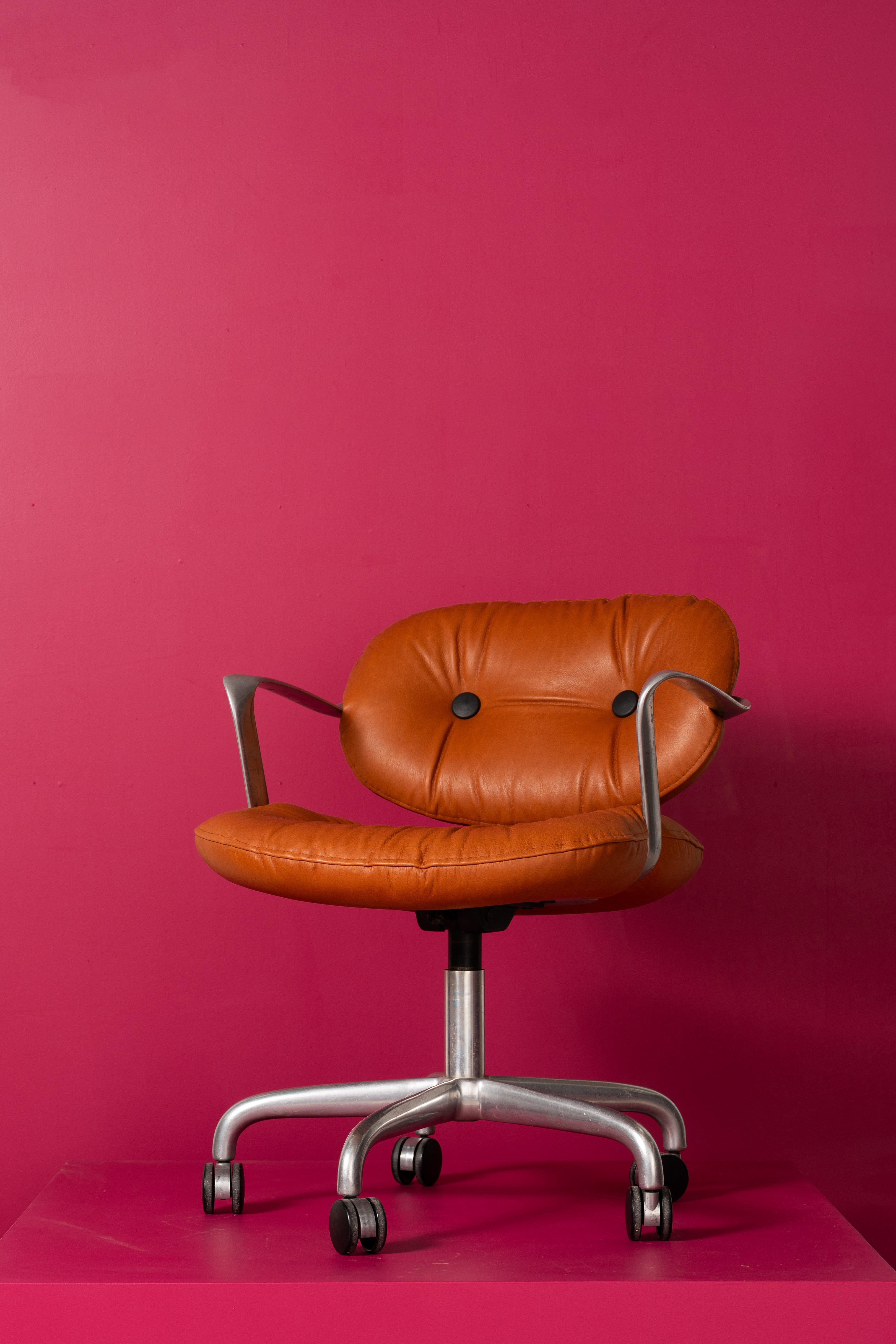 Disegnata da Hannah Morrison per Knoll negli anni '70, questa sedia da ufficio modello 2328 è un esempio di design elegante e spaziale grazie alla sua struttura in alluminio. Ex collaboratore di Charles Eames e designer principale di Bruce Hannah &