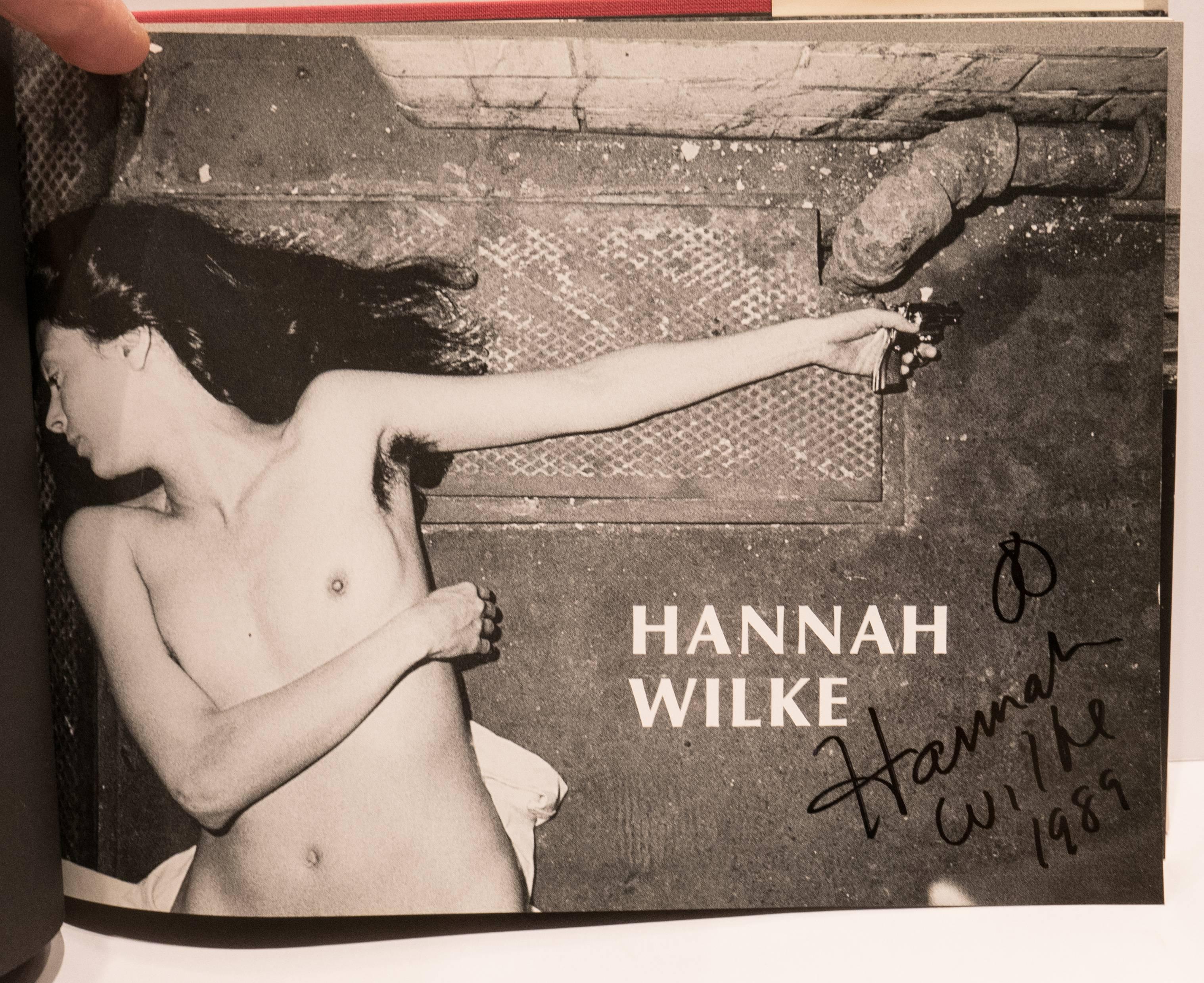 Première édition reliée d'une monographie sur Hannah Wilke, artiste féministe pionnière de la performance. Intitulé 