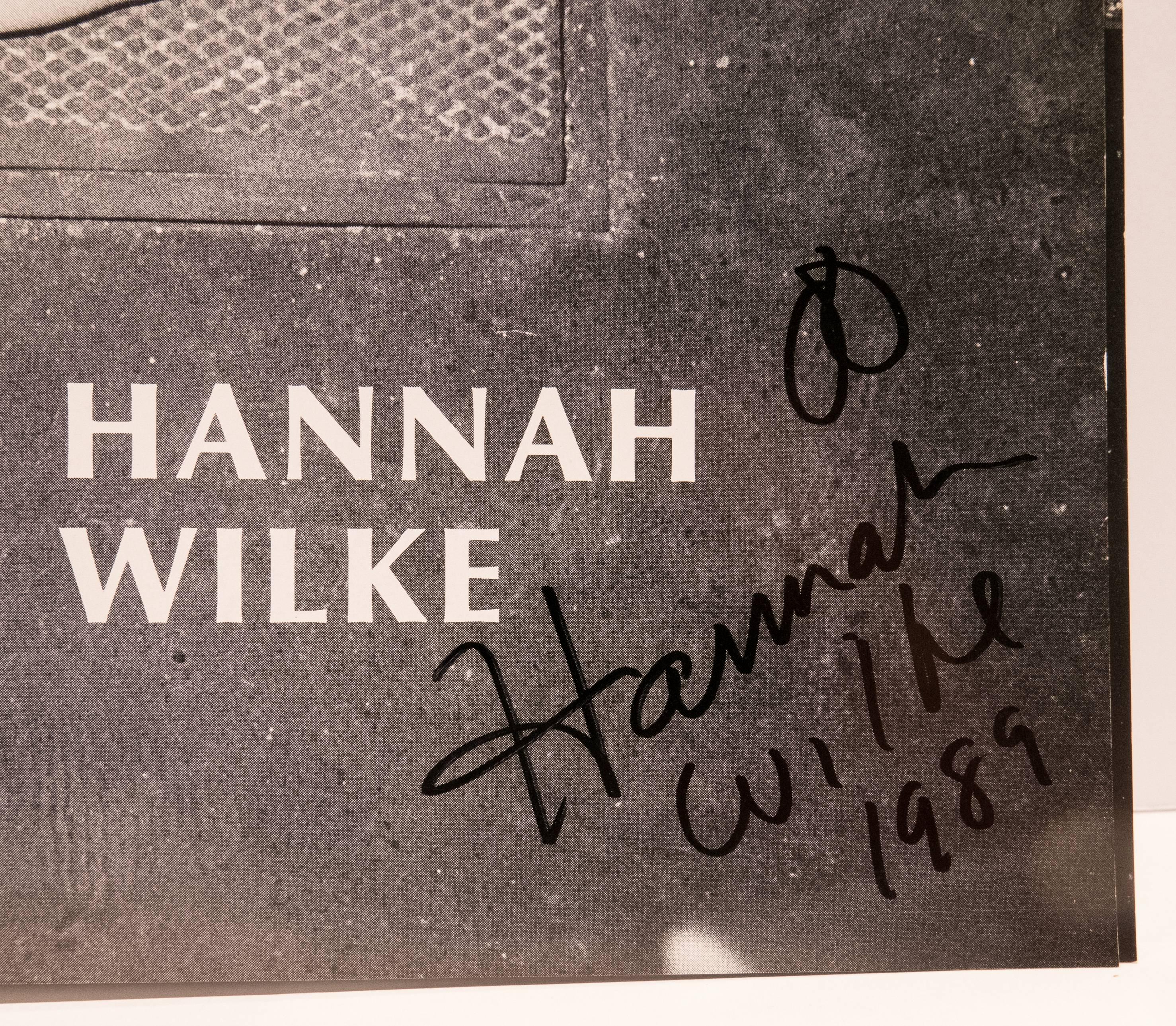 Moderne Livre rétrospective Hannah Wilke avec dessin et signature en vente