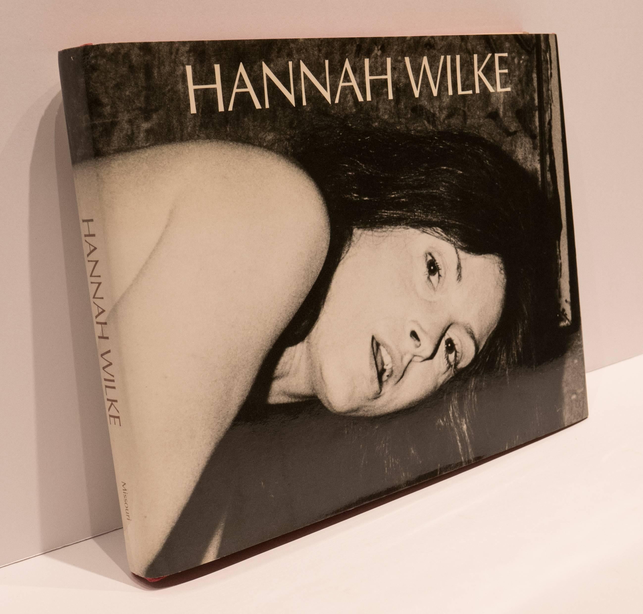 Hannah Wilke Retrospektives Buch mit Zeichnung und Signatur (amerikanisch) im Angebot