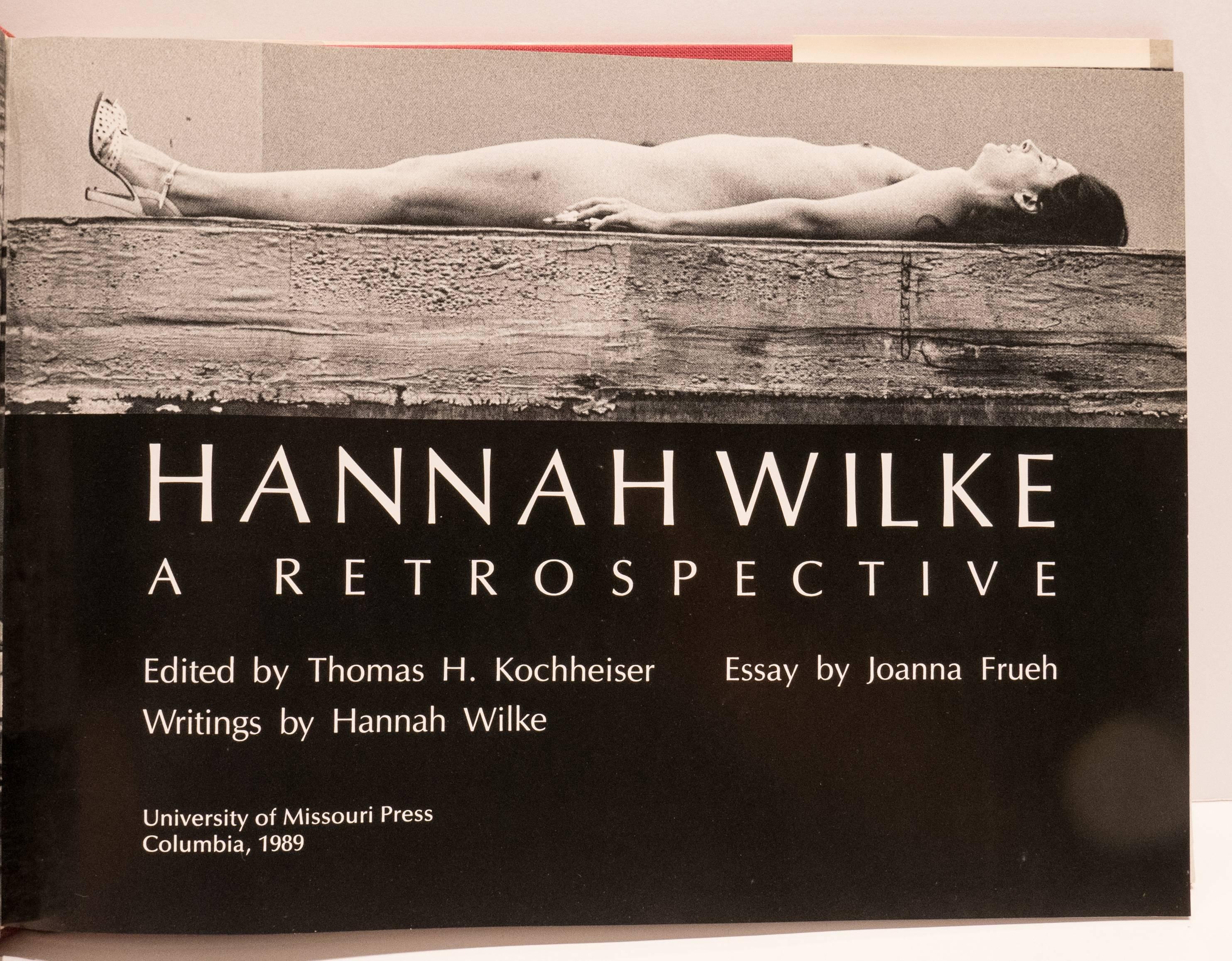 Hannah Wilke Retrospektives Buch mit Zeichnung und Signatur im Zustand „Gut“ im Angebot in New York, NY