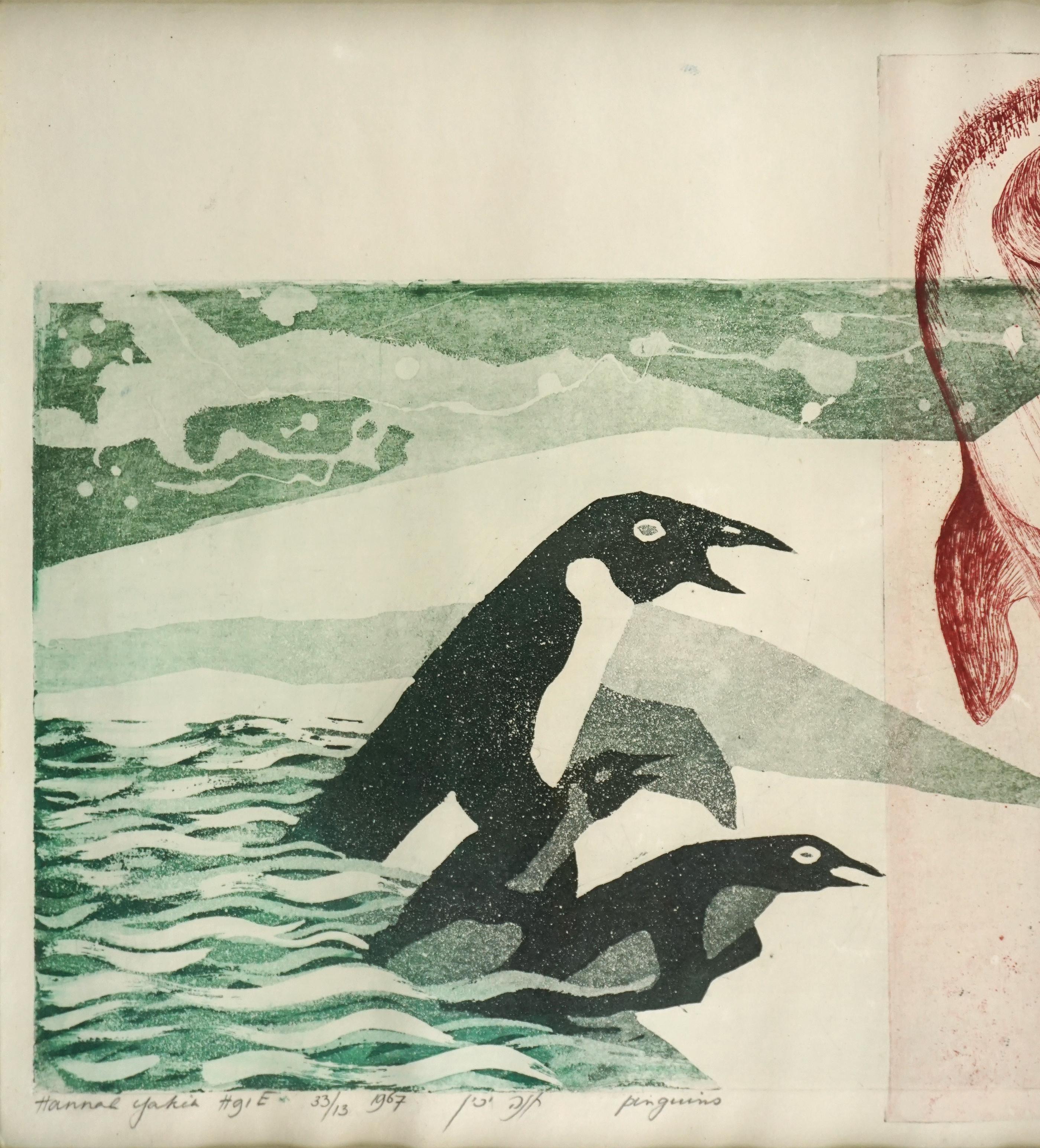 Merveilleuse coupe de bois moderne du milieu du siècle représentant des pingouins sauvages, réalisée par l'artiste israélienne Hannah Yakin Hiyze (néerlandaise/israélienne, née en 1933), 1967. 13/33. Signé, numéroté, daté et titré en bas du bord