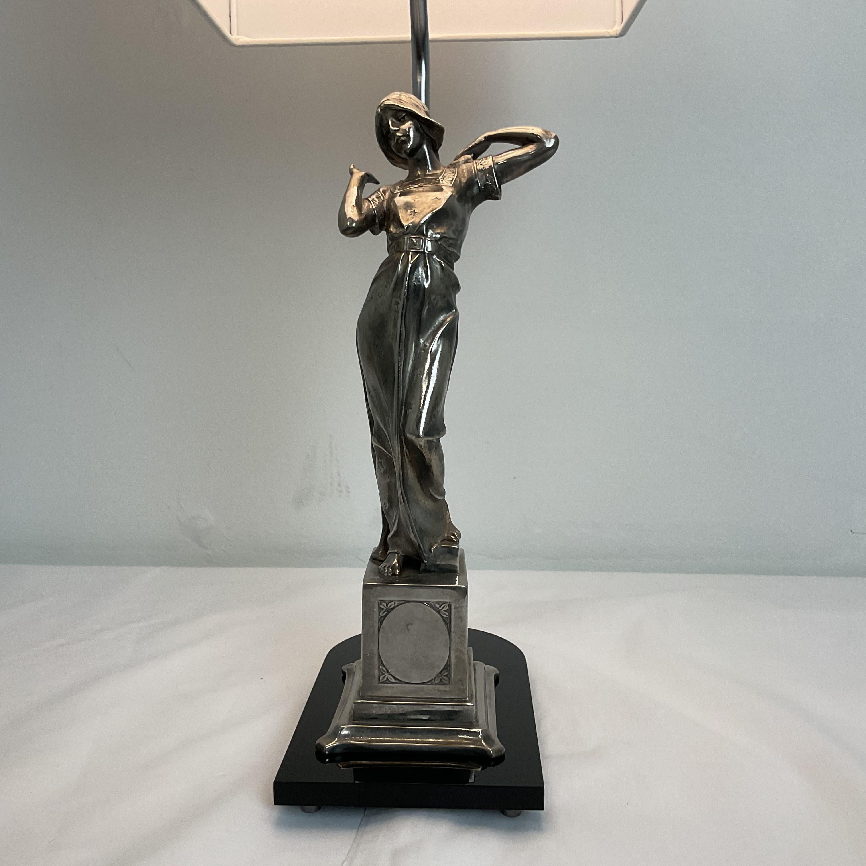 Squisita statuetta di fanciulla in argento pesante con base in lucite nera. Viene fornito con un paralume a cubo da 10