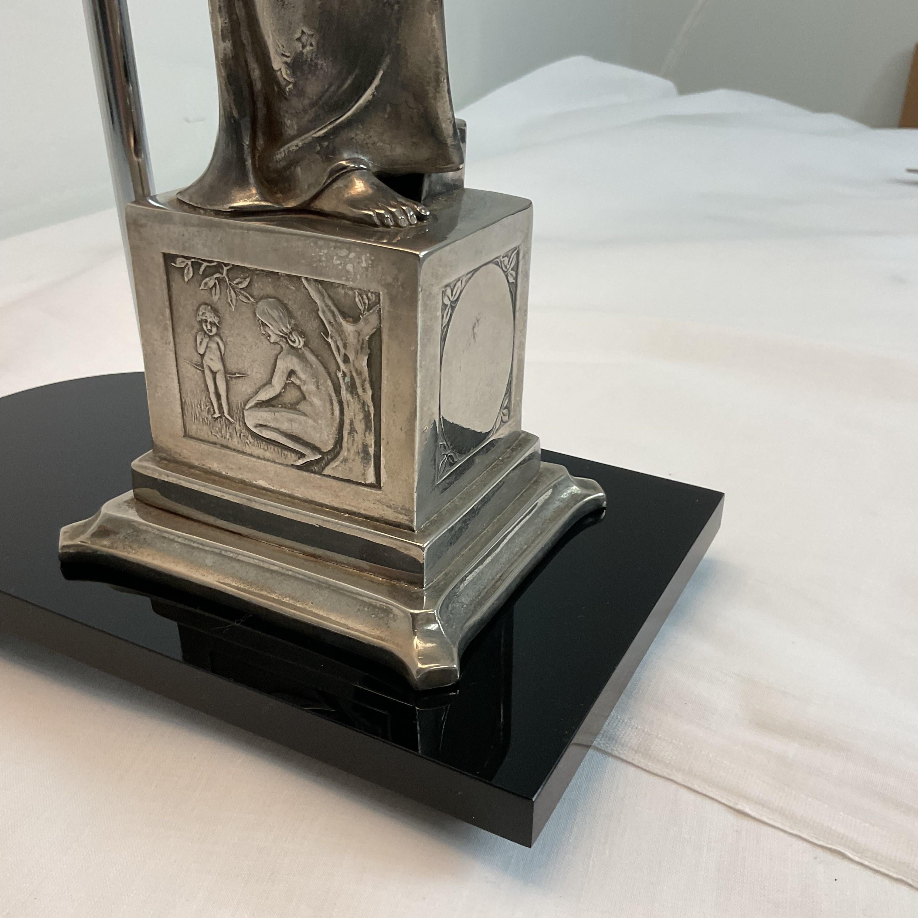 Art Nouveau Lampada con statuetta in argento con base Hannams in vendita