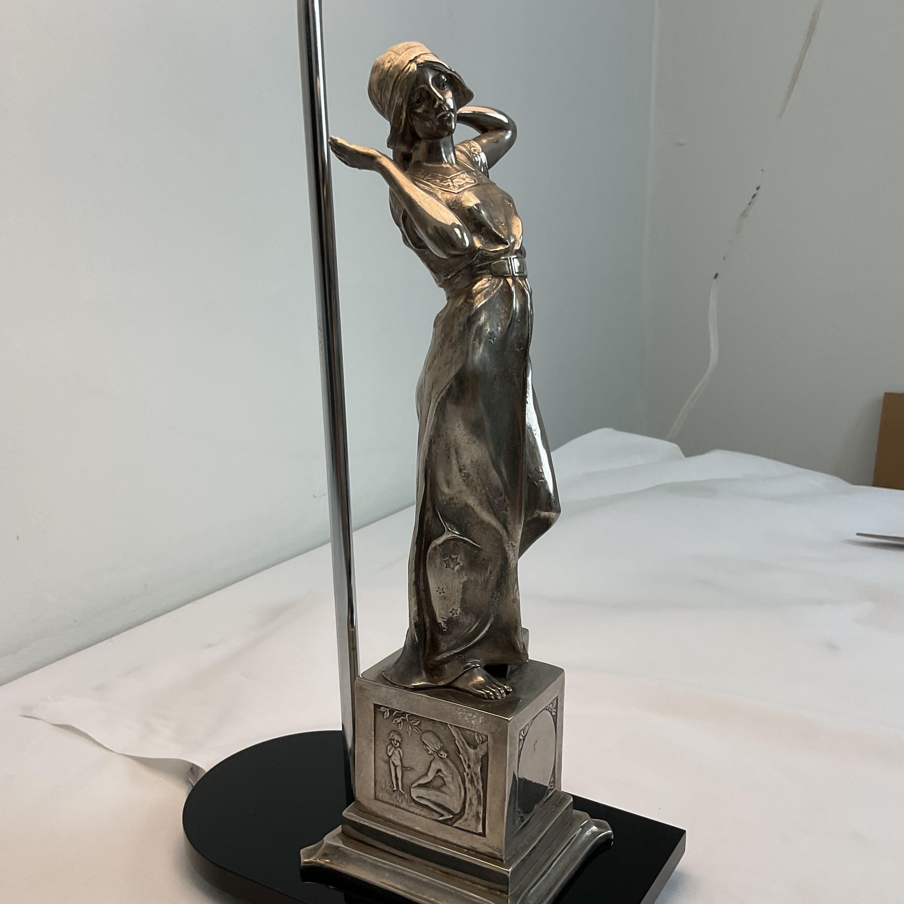 Tedesco Lampada con statuetta in argento con base Hannams in vendita