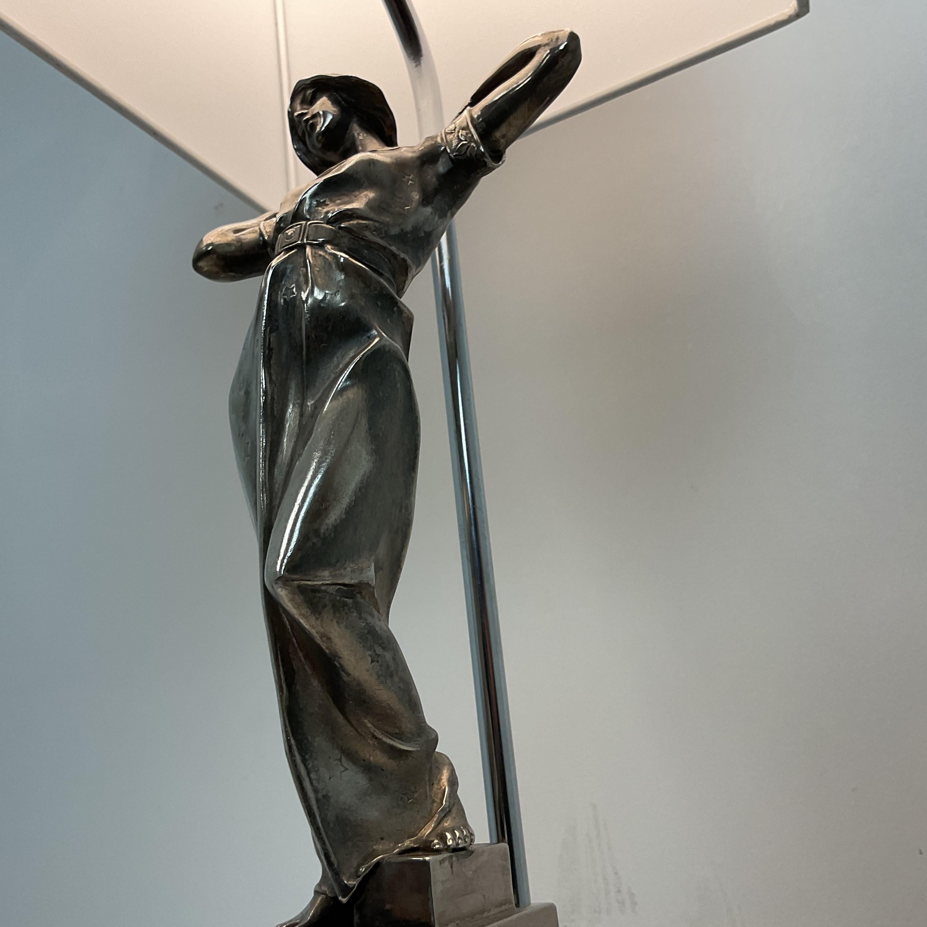 Inizio XX secolo Lampada con statuetta in argento con base Hannams in vendita