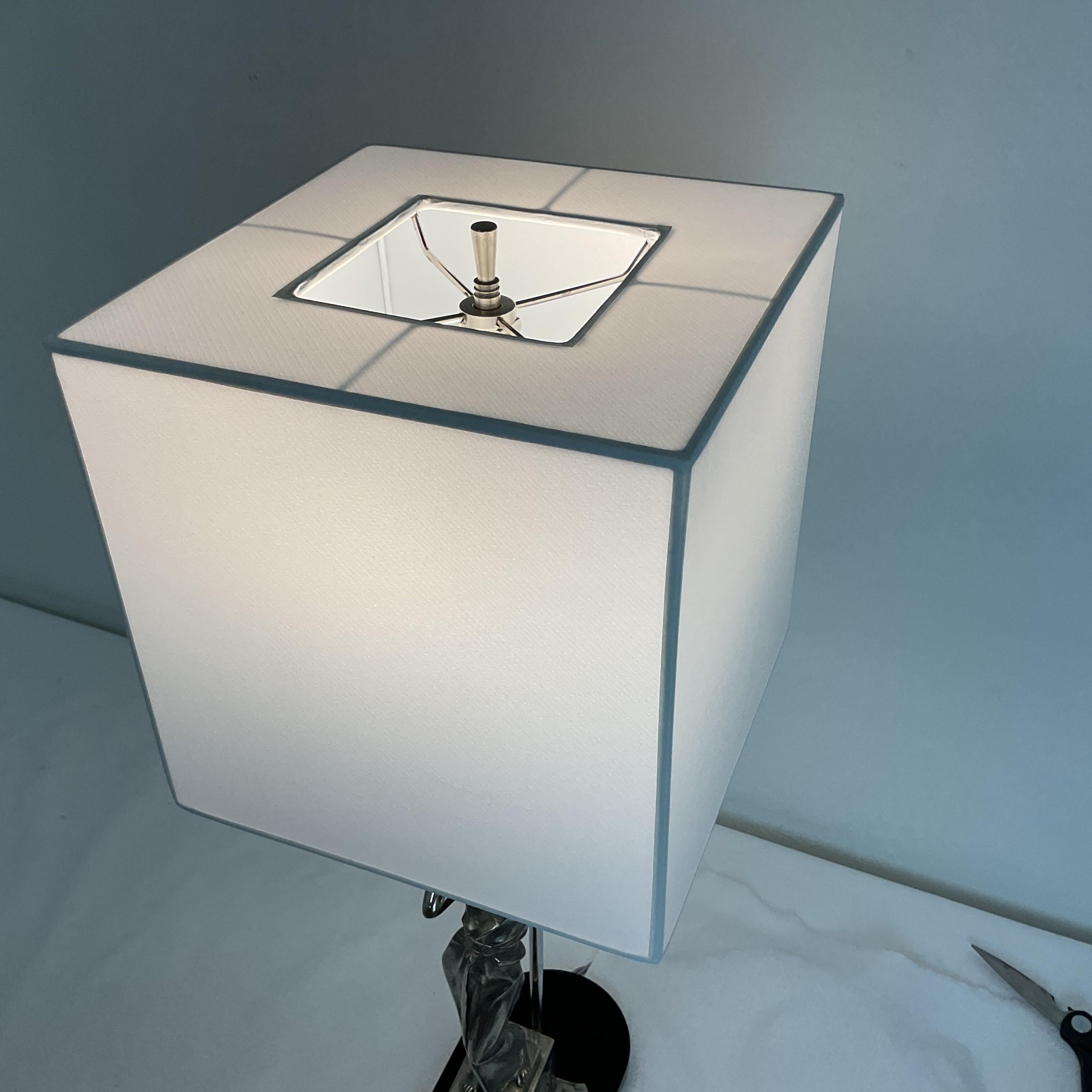 Lampada con statuetta in argento con base Hannams in vendita 2