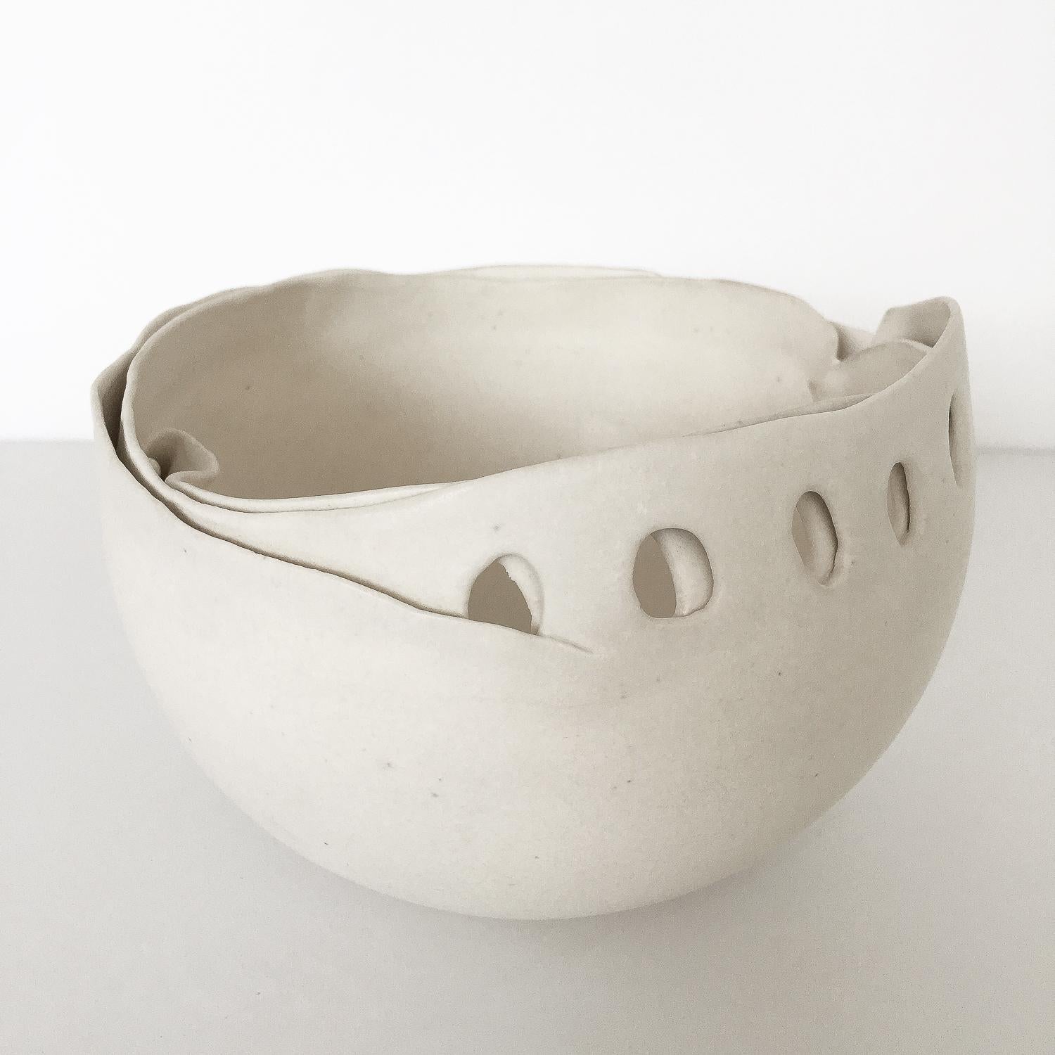 Sculptural studio pottery porcelain bowl by Hannelore Fasciszewski, circa 1980s. Hannelore studied at Center for Creative Studies and Michigan State University Pewabic Pottery in Detroit. Her hand-built forms are generally inspired by creatures that