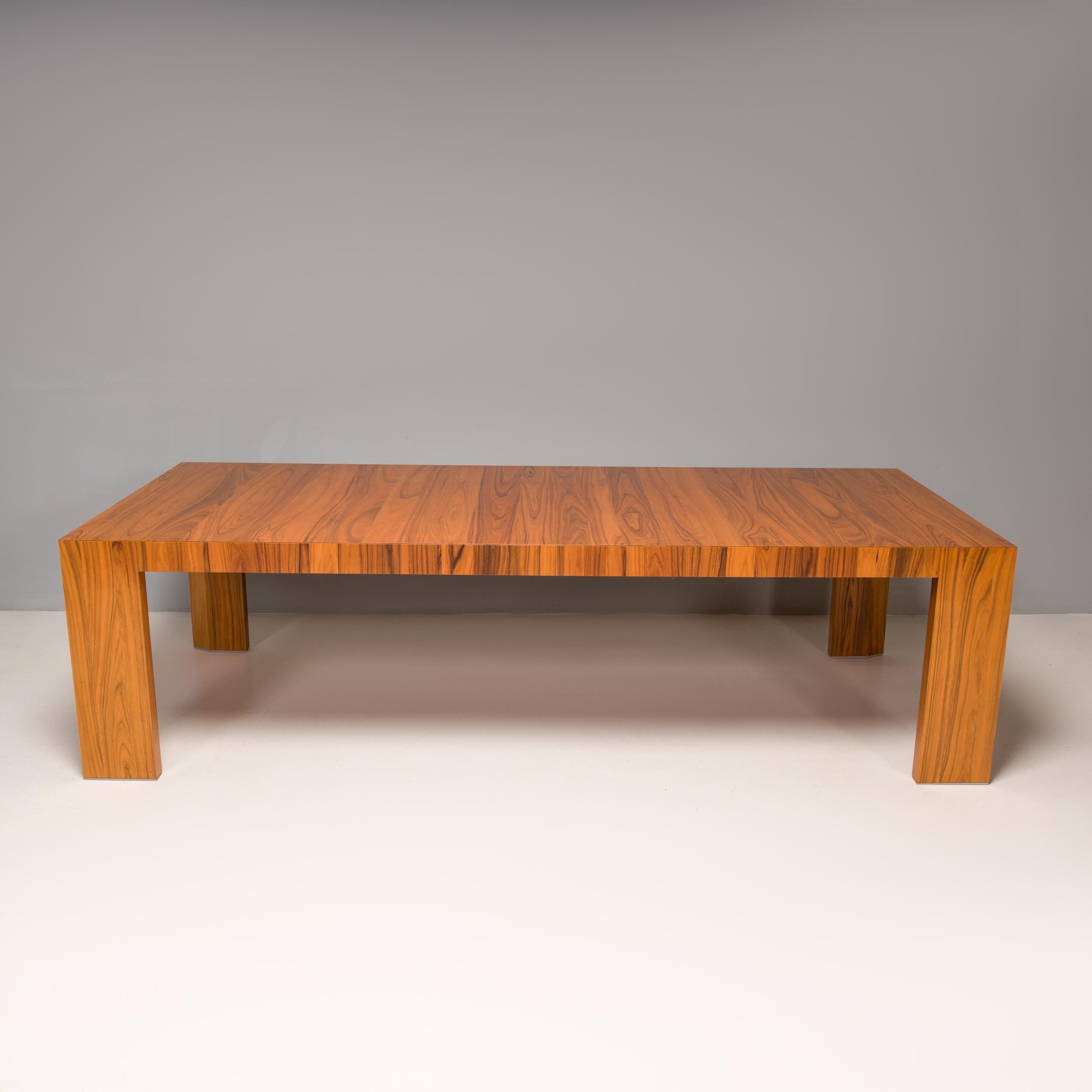 Conçue à l'origine par Hannes Wettstein pour Cassina en 2005, la table de salle à manger El Dom est un chef-d'œuvre de minimalisme moderne.

Construite en bois de rose santos, le profil rectangulaire et fin de la table donne l'impression qu'elle est