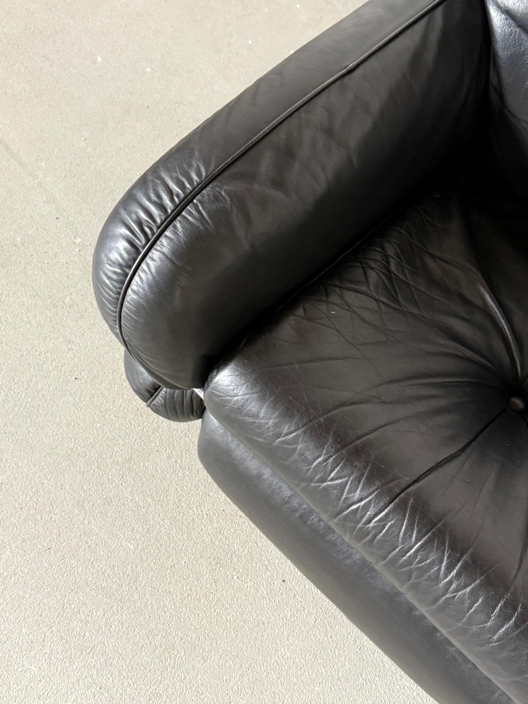 Fauteuil en cuir noir 