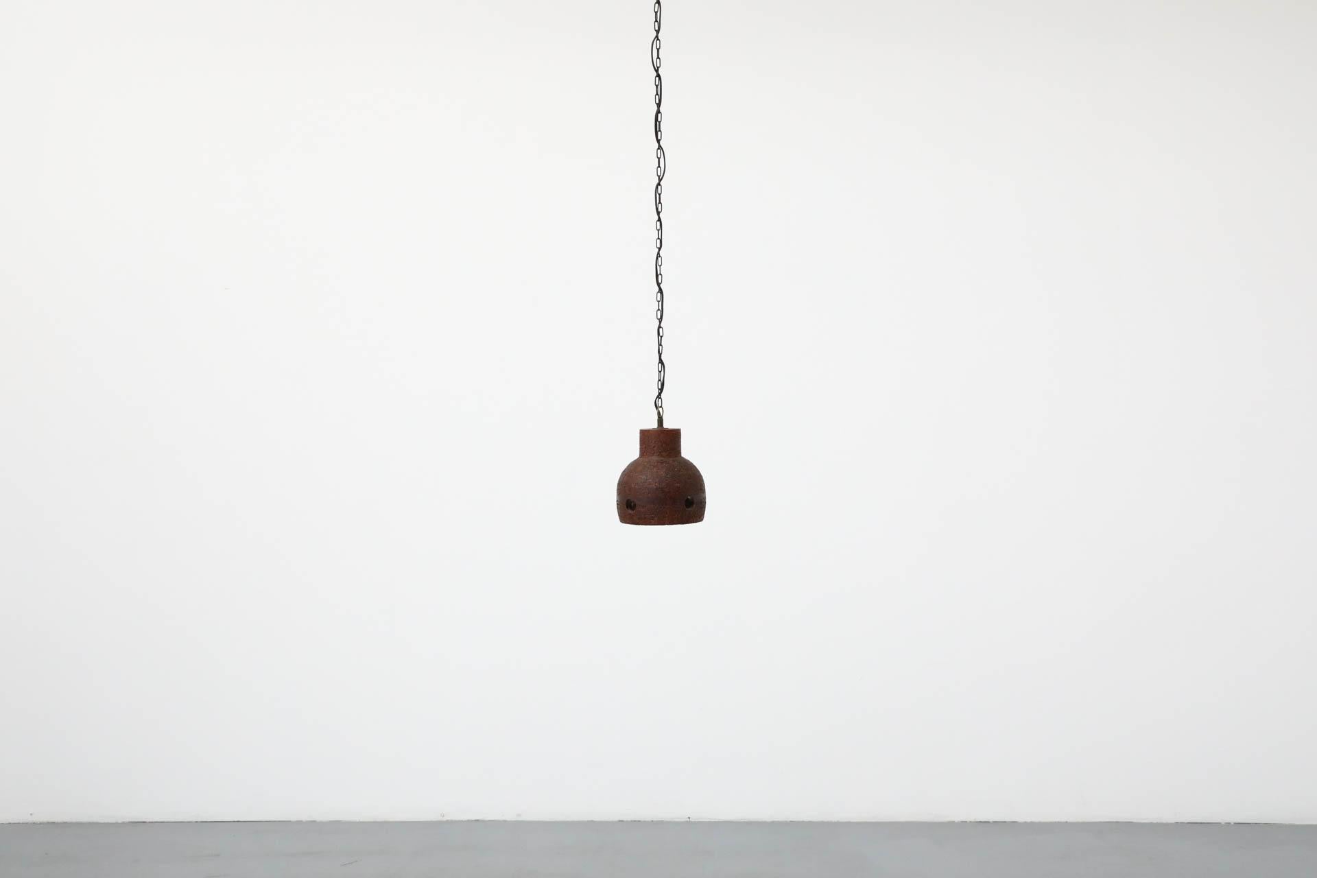 Magnifique lampe en céramique attribuée à Hannie Mein et fabriquée à la main avec une découpe en forme de cercle. Hannie Mein (1933-07-10) était une céramiste et artiste néerlandaise connue pour ses poteries uniques, à la fois terreuses et