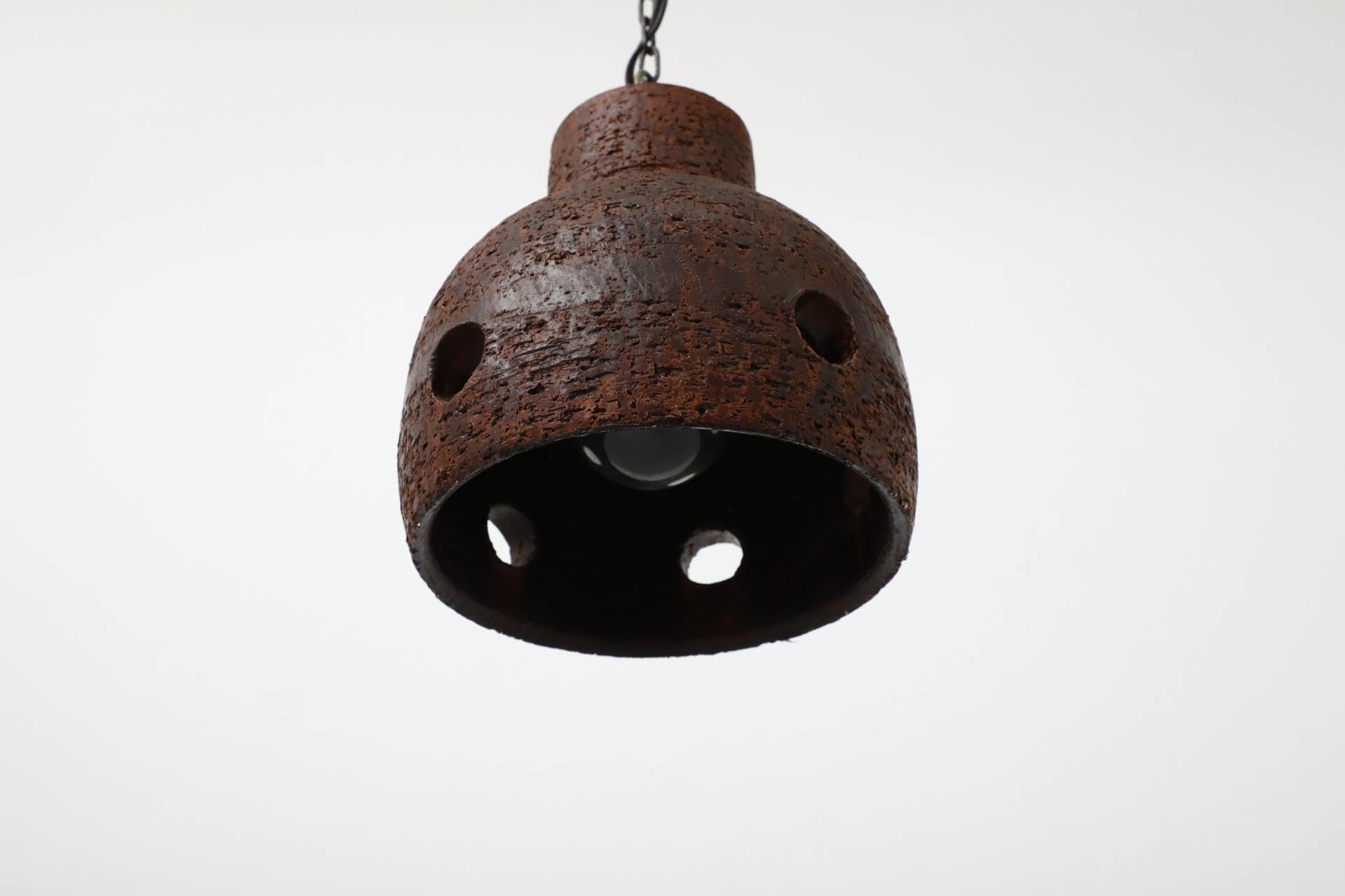 Céramique Suspension en forme de cloche en céramique hollandaise du milieu du siècle attribuée à Hannie Mein en vente