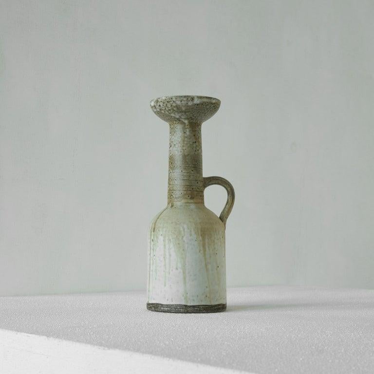 Vaso o brocca in ceramica di Hannie Mein della metà del secolo scorso. Paesi Bassi, metà del XX secolo.    Questa brocca o vaso è stata realizzata dalla nota artista olandese Hannie Mein (1933-2003). È un design interessante con proporzioni e colori