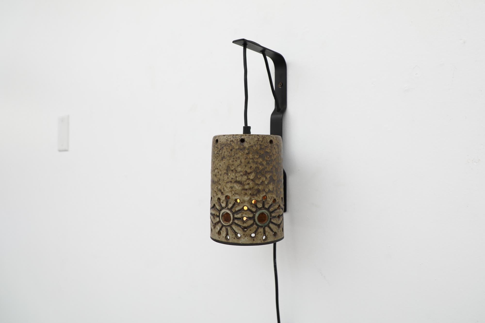 Sculpté Hannie Mein Applique murale en céramique faite à la main avec motif de tournesol sculpté en vente