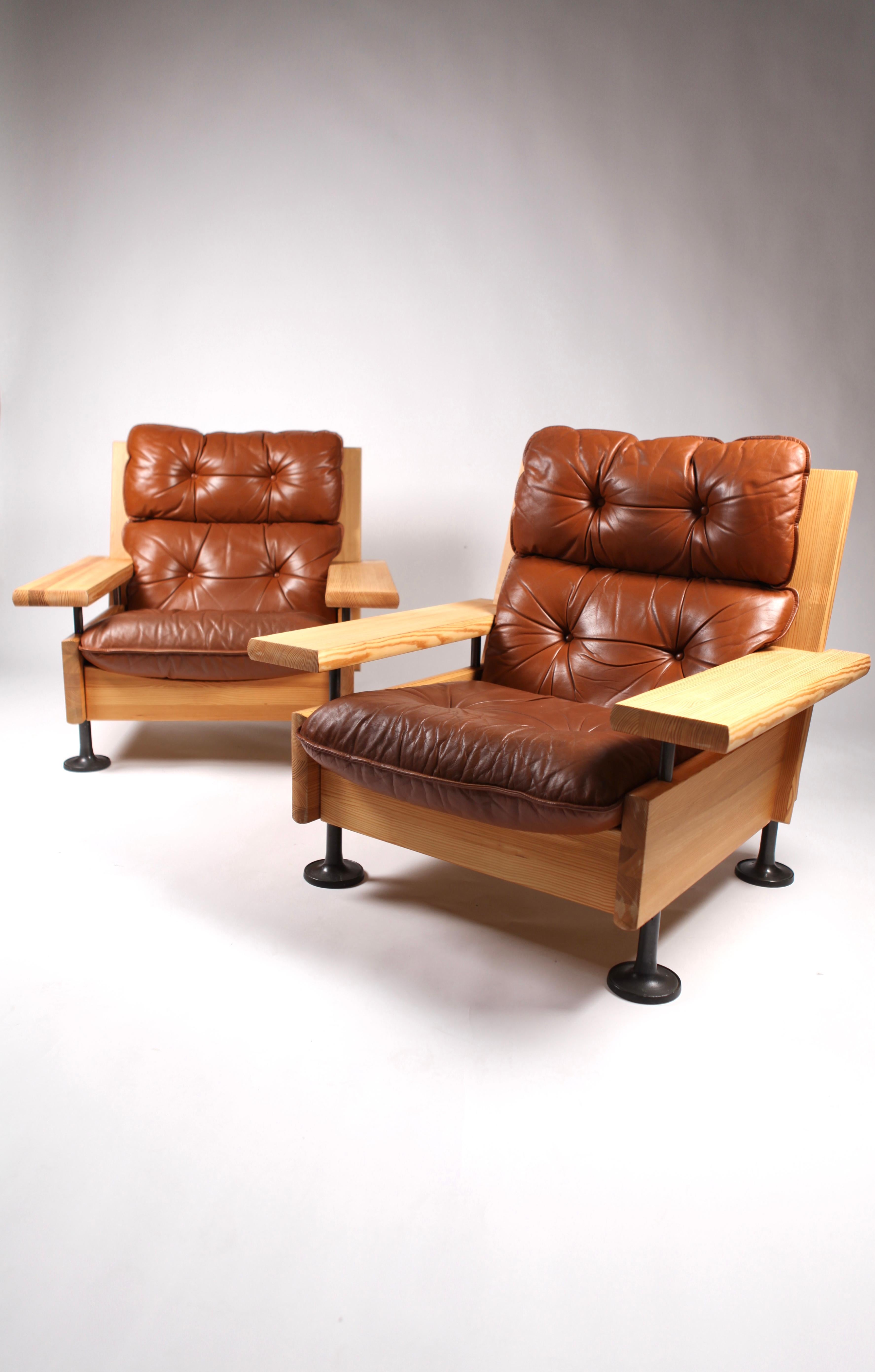 Hannu Jyräs, Pair of Unique Easy Armchairs in Oregon Pine and Leather, 1970s 4