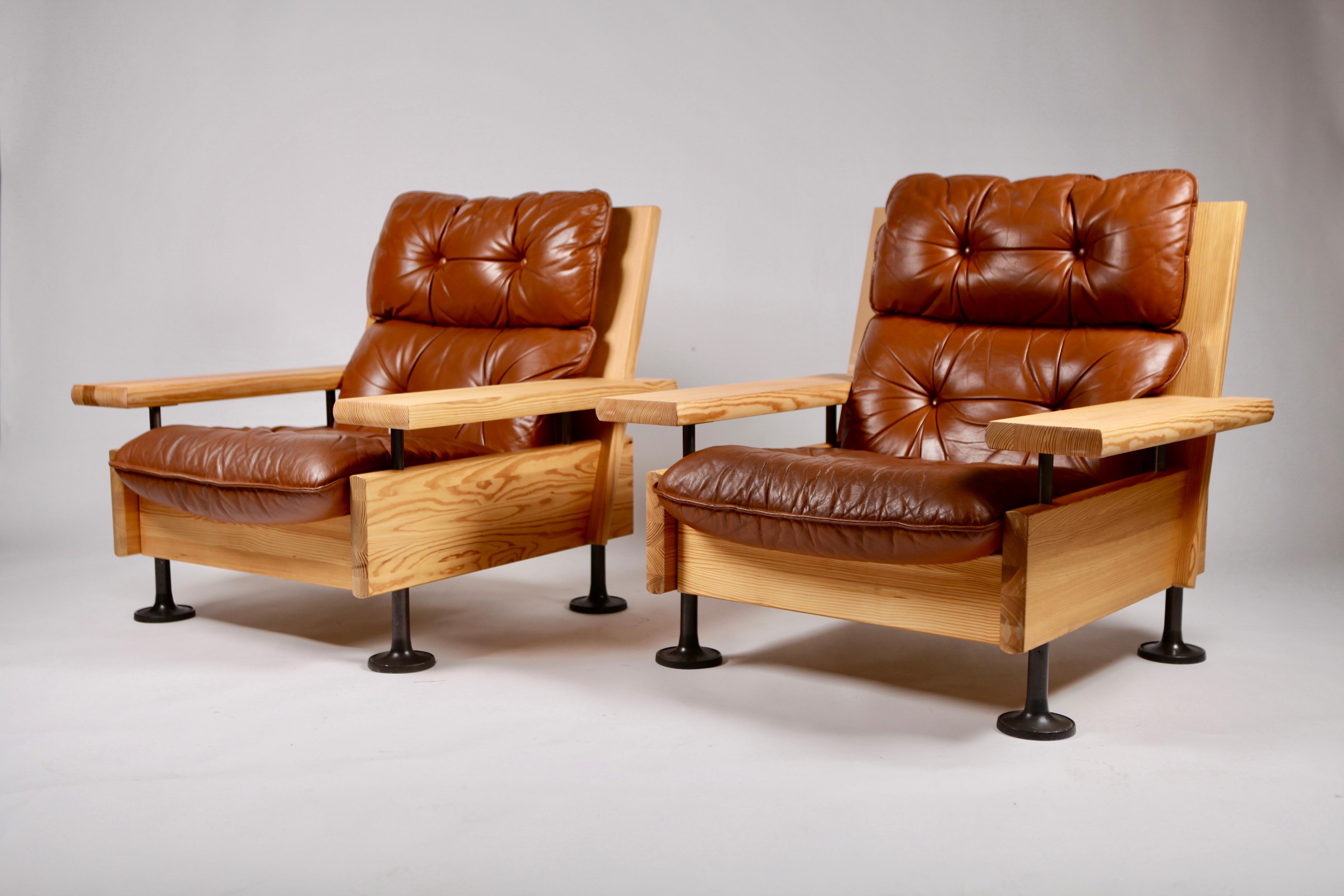 Pair of unique Scandinavian Modern easy chairs by Hannu Jyräs, executed for Uveka in Finland, early 1970s.
Solid Oregon pine and brown leather, black cast iron trumpet legs and natural linen to the back.
Ultra-comfortable and excellent vintage