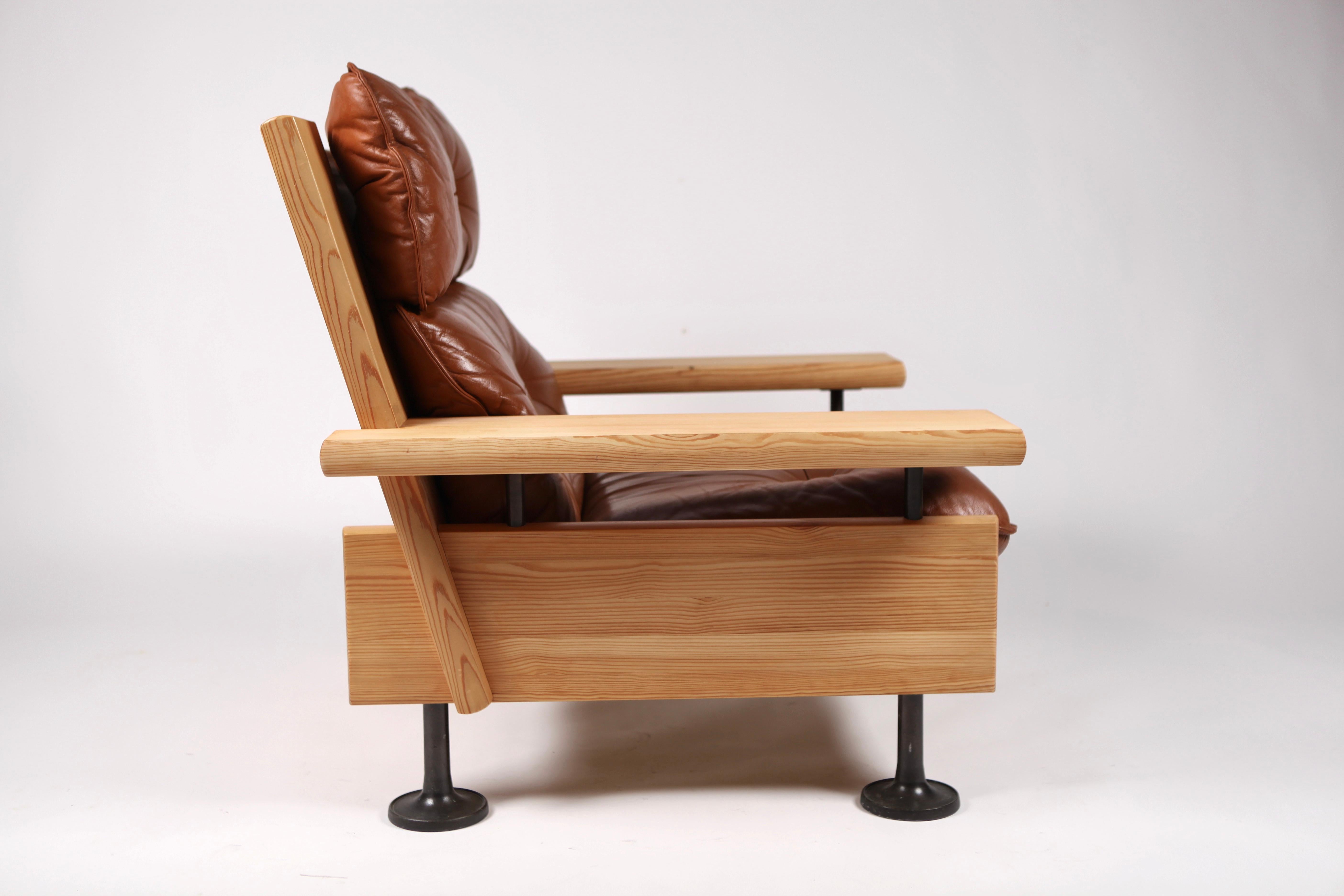 Scandinavian Modern Hannu Jyräs, Pair of Unique Easy Armchairs in Oregon Pine and Leather, 1970s