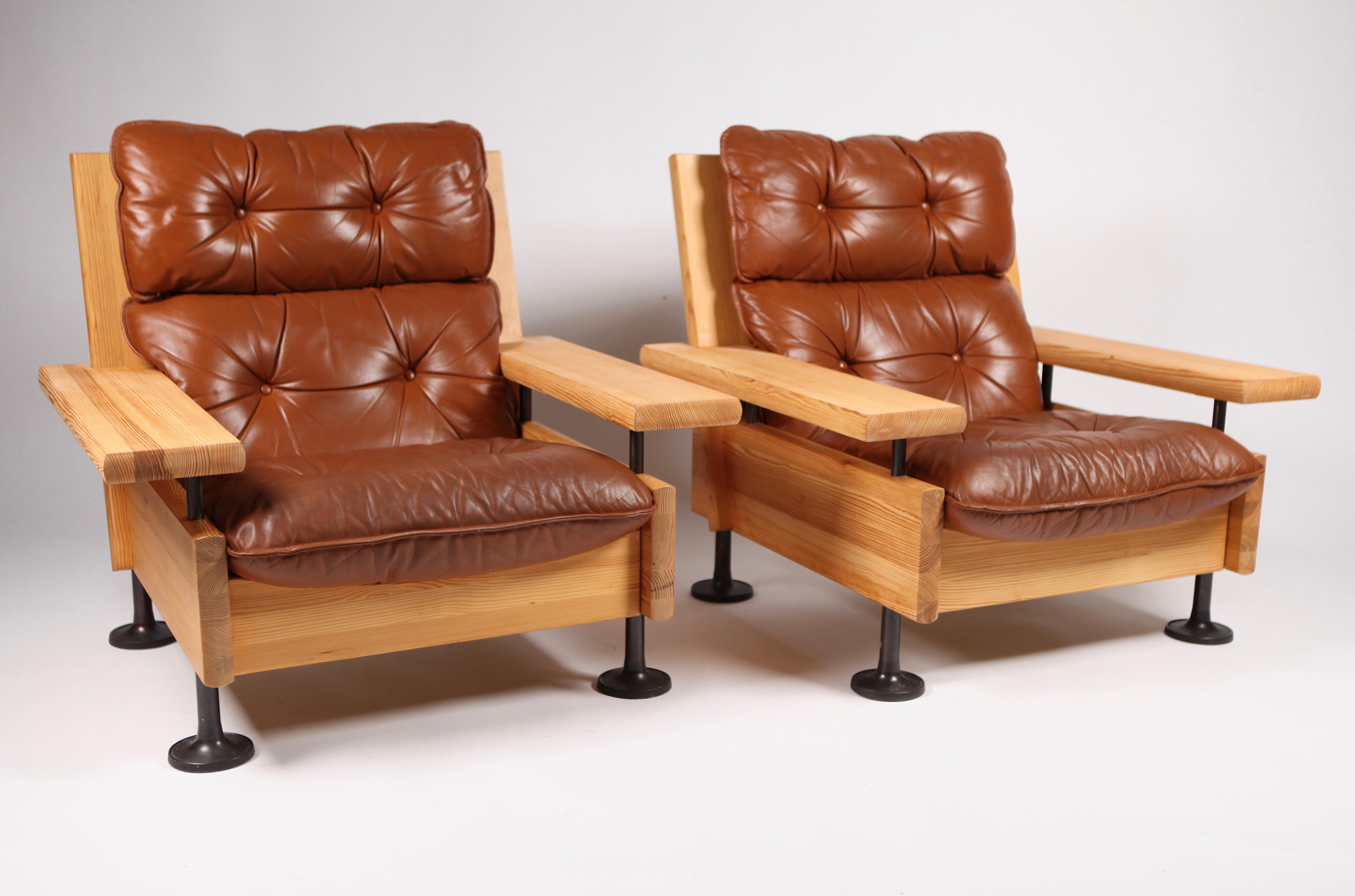 Hannu Jyräs, Pair of Unique Easy Armchairs in Oregon Pine and Leather, 1970s In Good Condition In Berlin, DE