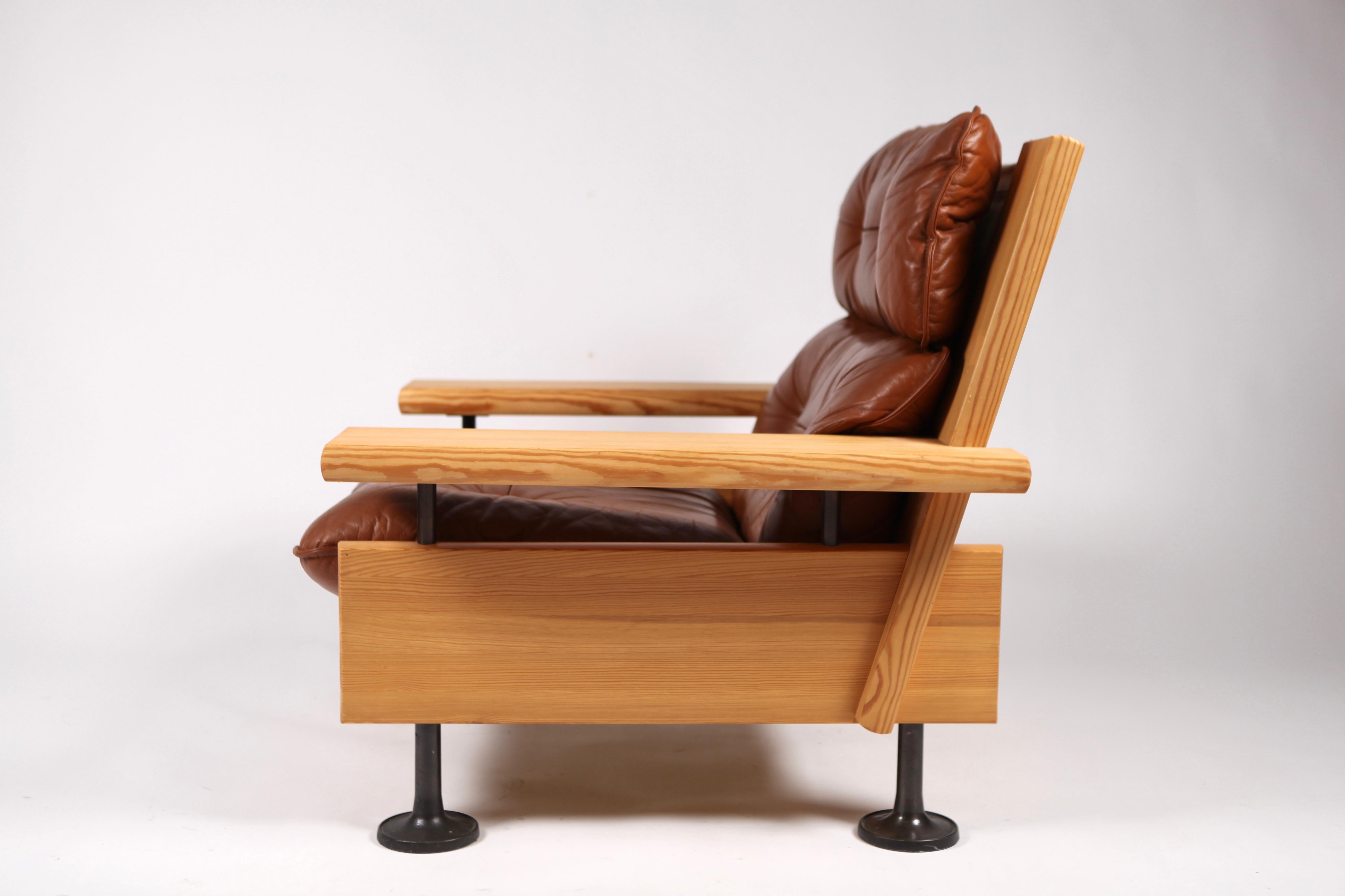 Hannu Jyräs, Pair of Unique Easy Armchairs in Oregon Pine and Leather, 1970s 2