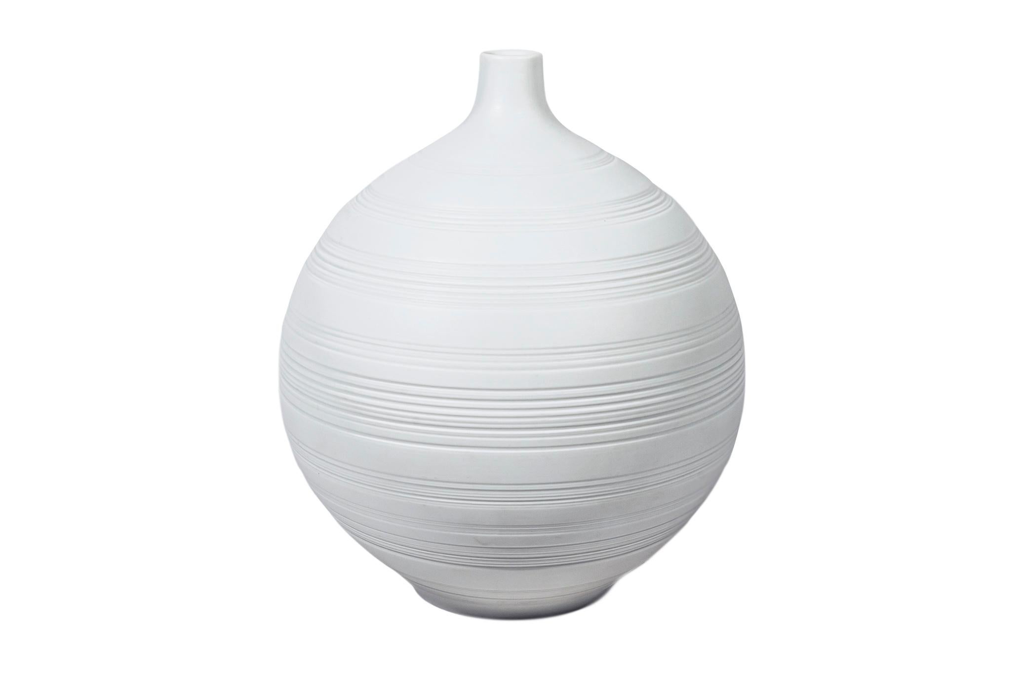 Hans Achtziger (1918-2003), Vases, 
White enameled ceramics,
Grooves decor, 
Edition Hutschenreuther,
Manufacture stamp on the bottom,
Germany, circa 1960.

Measures:
(Small) diameter 12 cm, height 13 cm.
(Big) diameter 28 cm, height 30 cm.