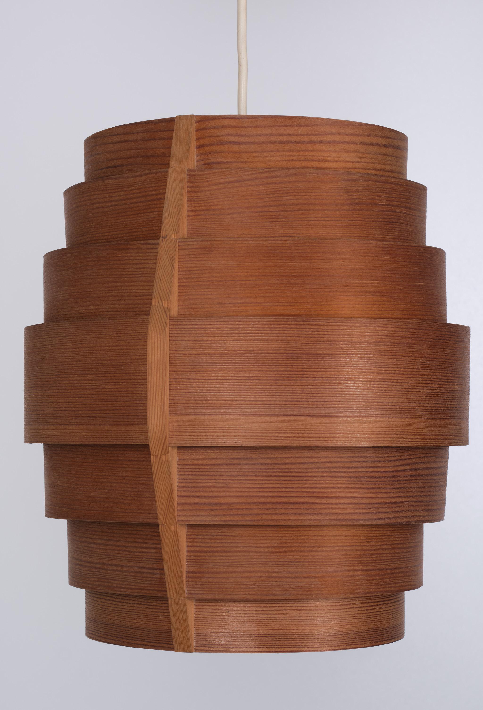 Vintage design hanging lamp. Designed in the mid-sixties by the Swedish designer Hans Agne Jakobsson. The lamp is made up of rings of plywood and has a wooden frame. The condition is good considering the age, no damage, see the detail photos. Size:
