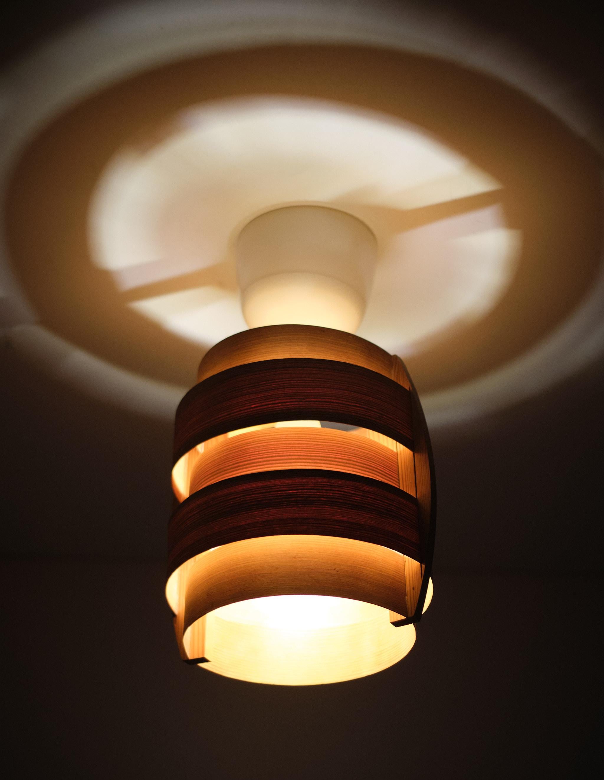 Vintage design hanging lamp. Designed in the mid-sixties by the Swedish designer Hans Agne Jakobsson. The lamp is made up of rings of plywood and has a wooden frame. The condition is good considering the age, no damage, see the detail photos.