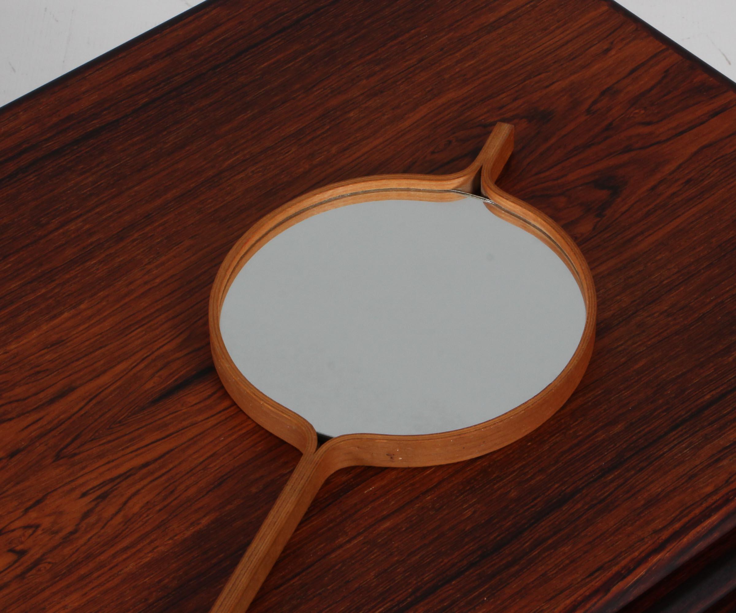 Miroir à main Hans Agnes Jacobsson en chêne stratifié.