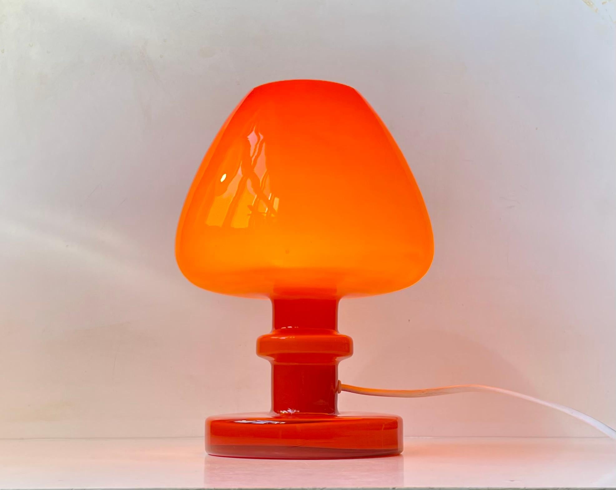 B 172, une rare lampe de bureau ou de table en verre orange coulé avec intérieur en opaline blanche. Il a été conçu par Hans Agnes Jakobsson dans les années 1960 et fabriqué par sa société Markaryd AB en Suède. Il est doté de sa Corde d'origine avec