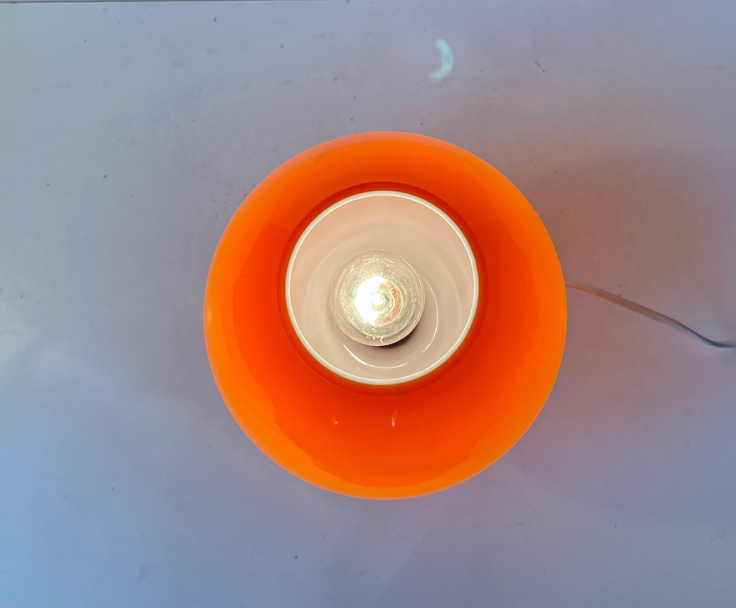 Milieu du XXe siècle Hans Agne Jacobsson lampe de bureau orange en verre, années 1960 en vente