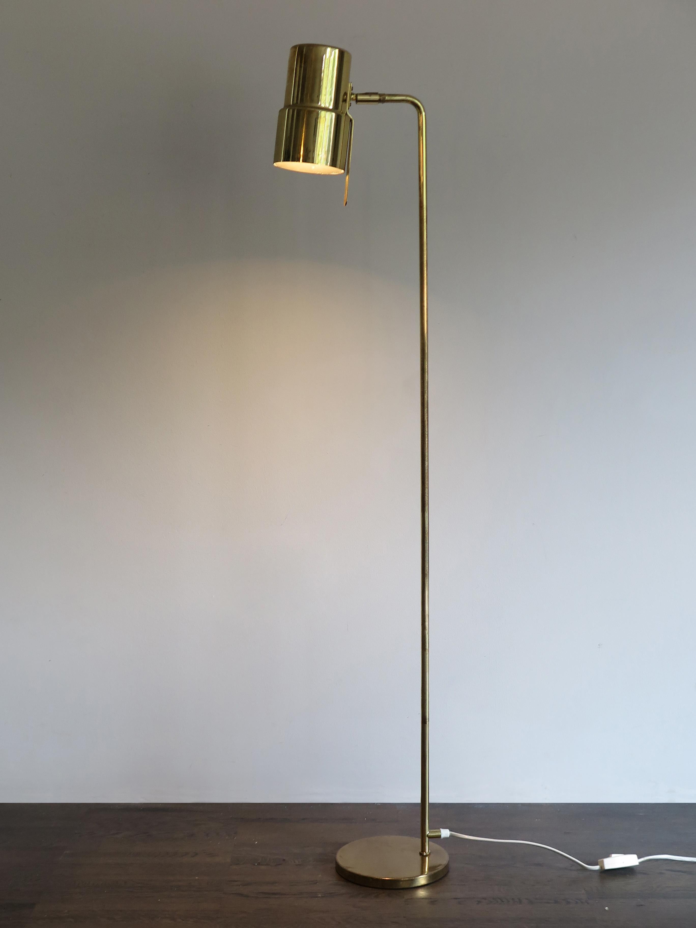 Scandinavian Mid-Century Modern design brass floor lamp model “G-154” designed by Swedish designer Hans Agne Jakbsson and produced by AB Markaryd Sweden with adjustable diffuser, 1950s.
Label of the designer and manufacturer under the