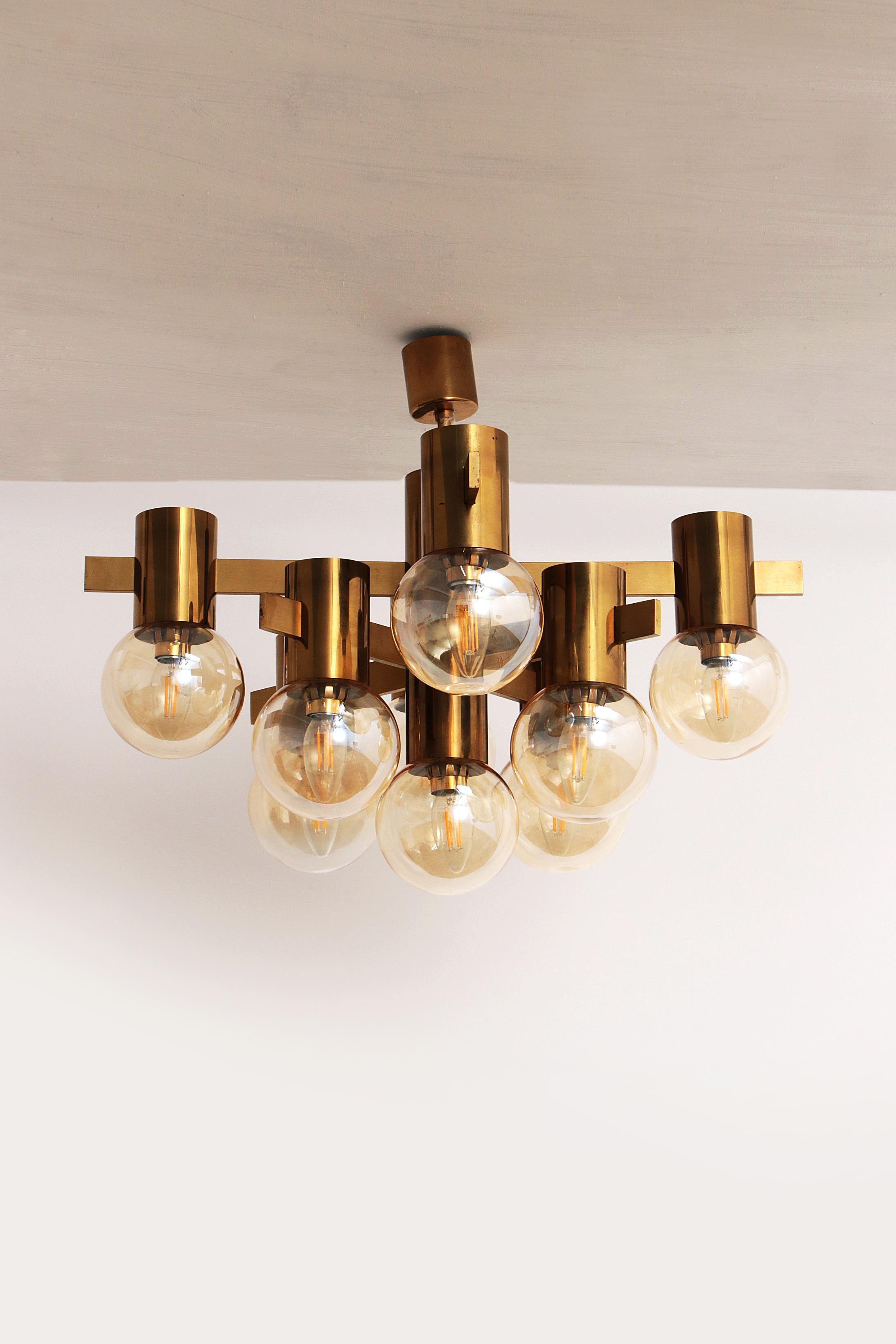Hans-Agne Jakobsen brass chandelier with opal glass Sweden 1960


Discover the timeless elegance of the Hans-Agne Jakobssen chandelier, a masterpiece that transforms any room with its subtle shine and refined design. Crafted at AB Markaryd in
