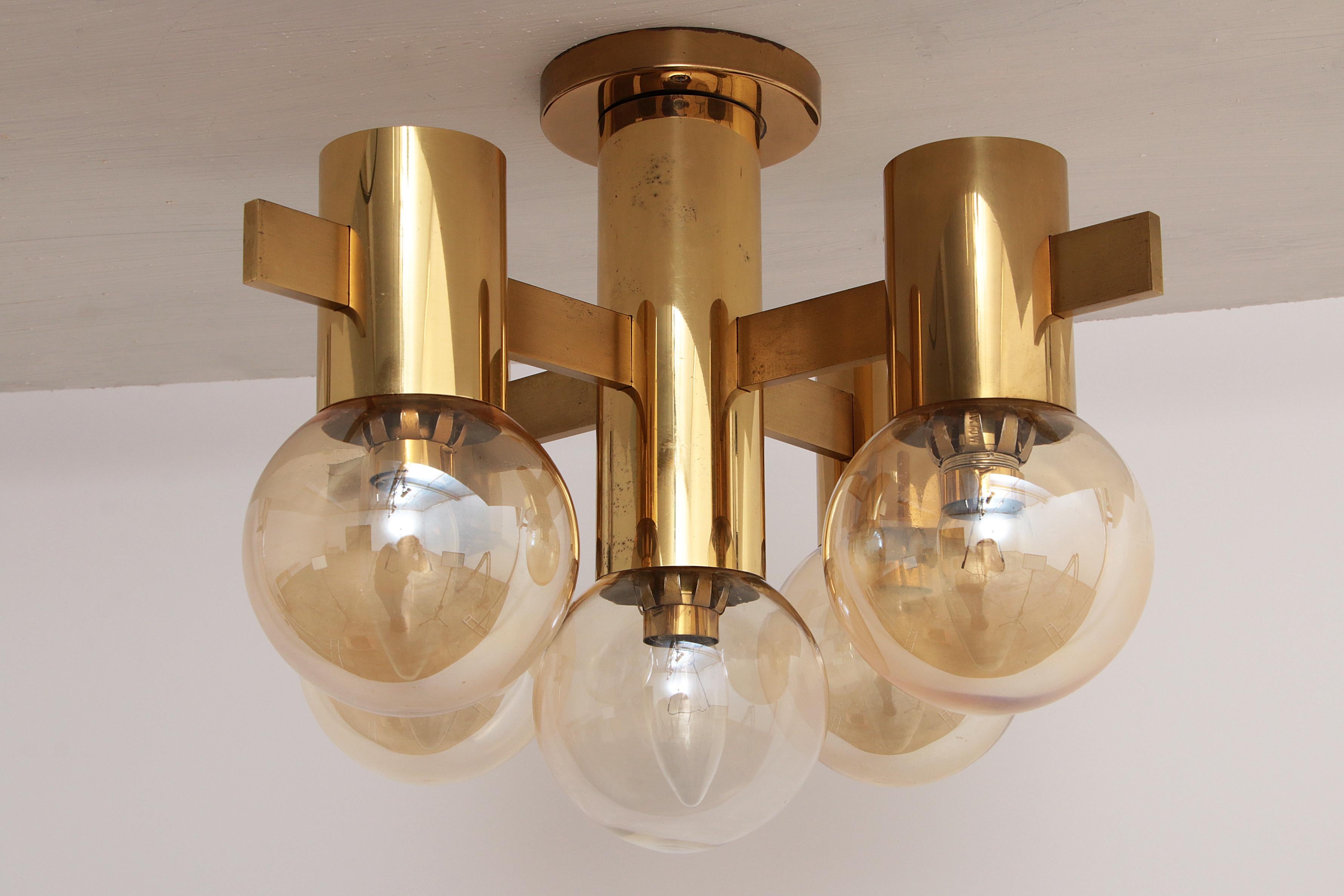 Hans-Agne Jakobsen brass chandelier with opal glass Sweden 1960

Discover the timeless elegance of the Hans-Agne Jakobssen chandelier, a masterpiece that transforms any room with its subtle shine and refined design. Crafted at AB Markaryd in Sweden,