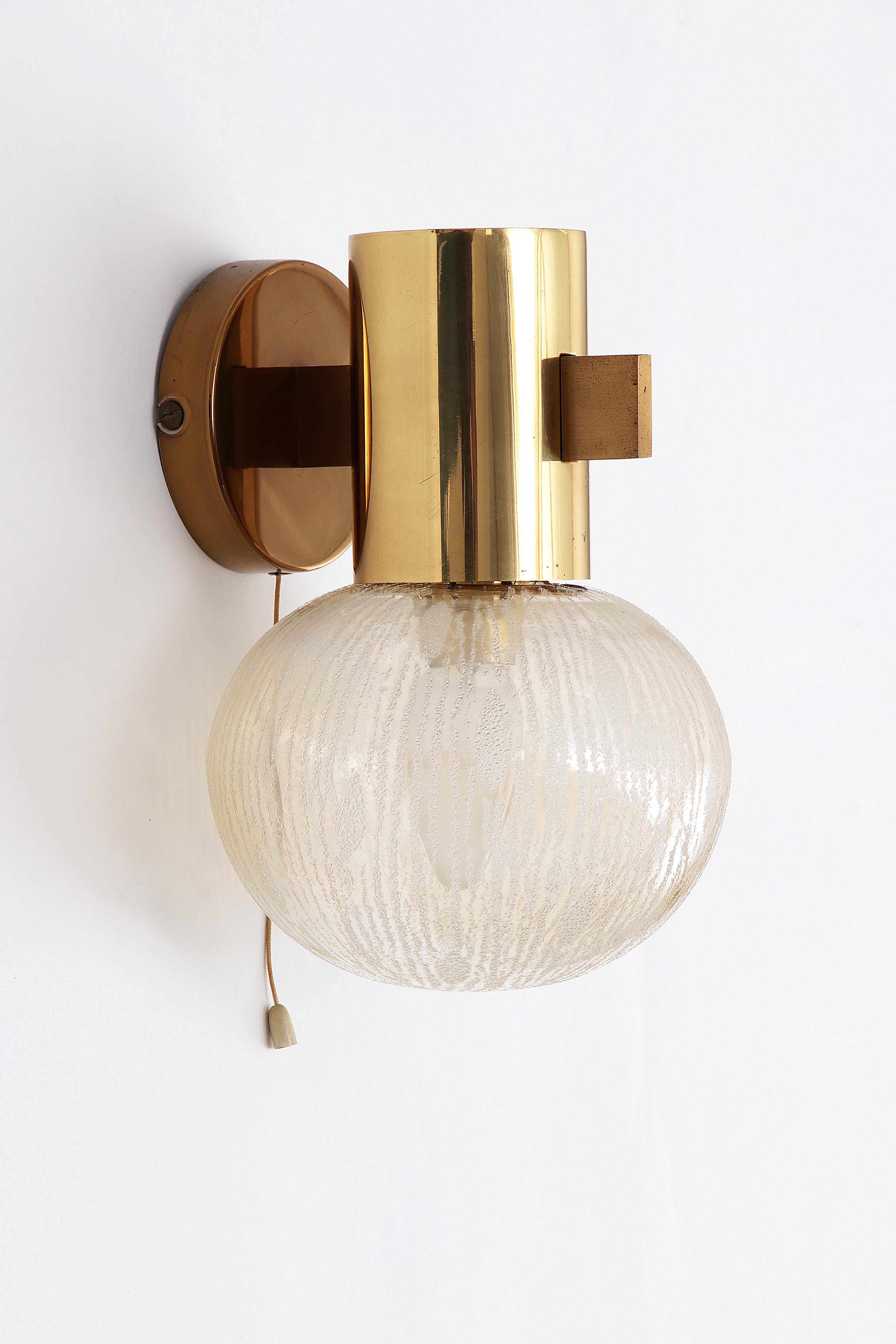 Hans-Agne Jakobsen brass wall lamp with glass Sweden 1960

Discover the timeless elegance of the Hans-Agne Jakobssen wall lamp, a masterpiece that transforms any room with its subtle shine and refined design. Manufactured at AB Markaryd in Sweden,
