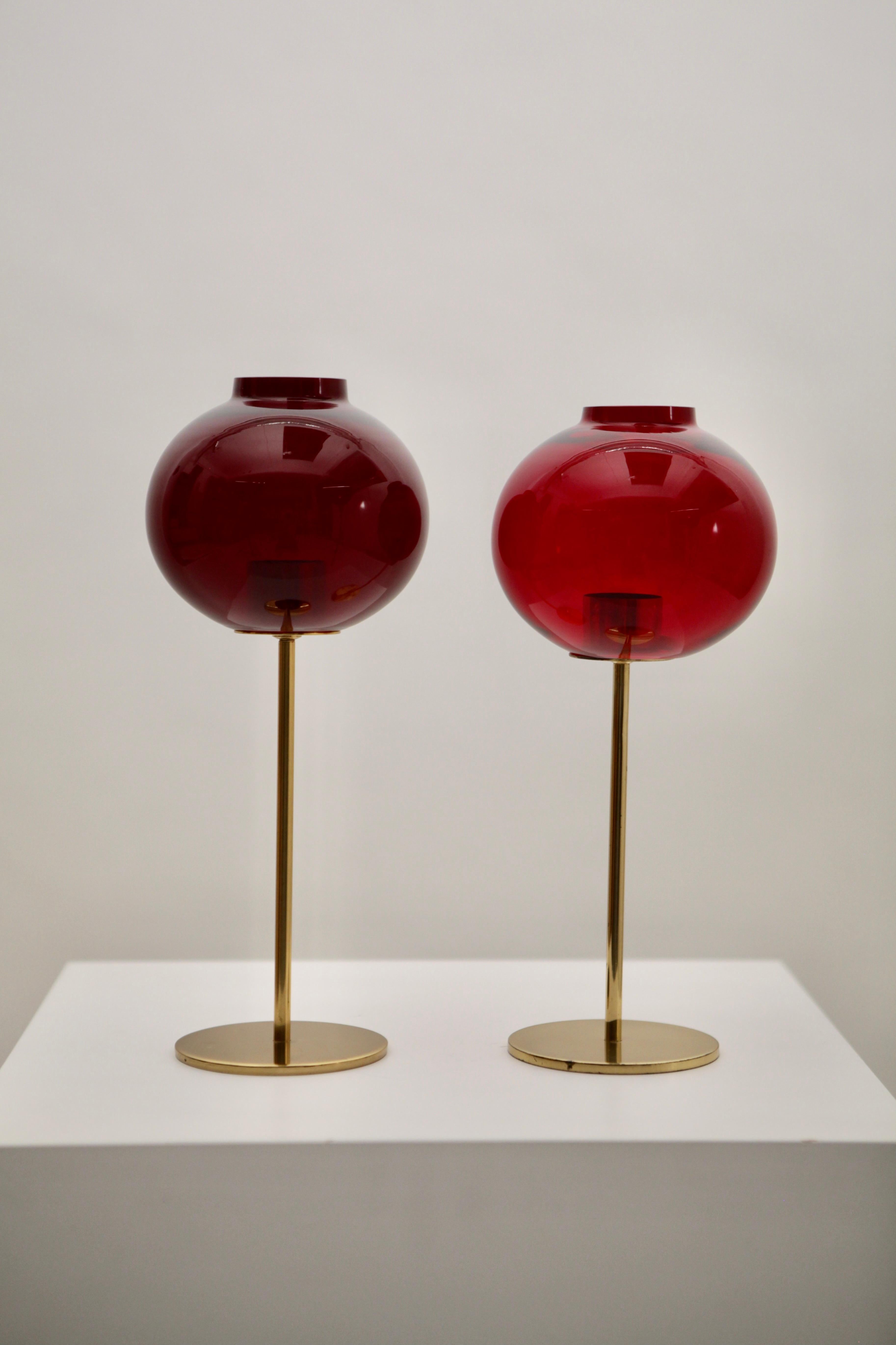 Paire de lampes en verre rouge et laiton de Hans-Agne Agnes.
Conçue et fabriquée en Suède dans les années 1960.
Excellent état vintage, pas d'éclats, le verre de couleur rouge est légèrement différent l'un de l'autre, ainsi que la hauteur varie de