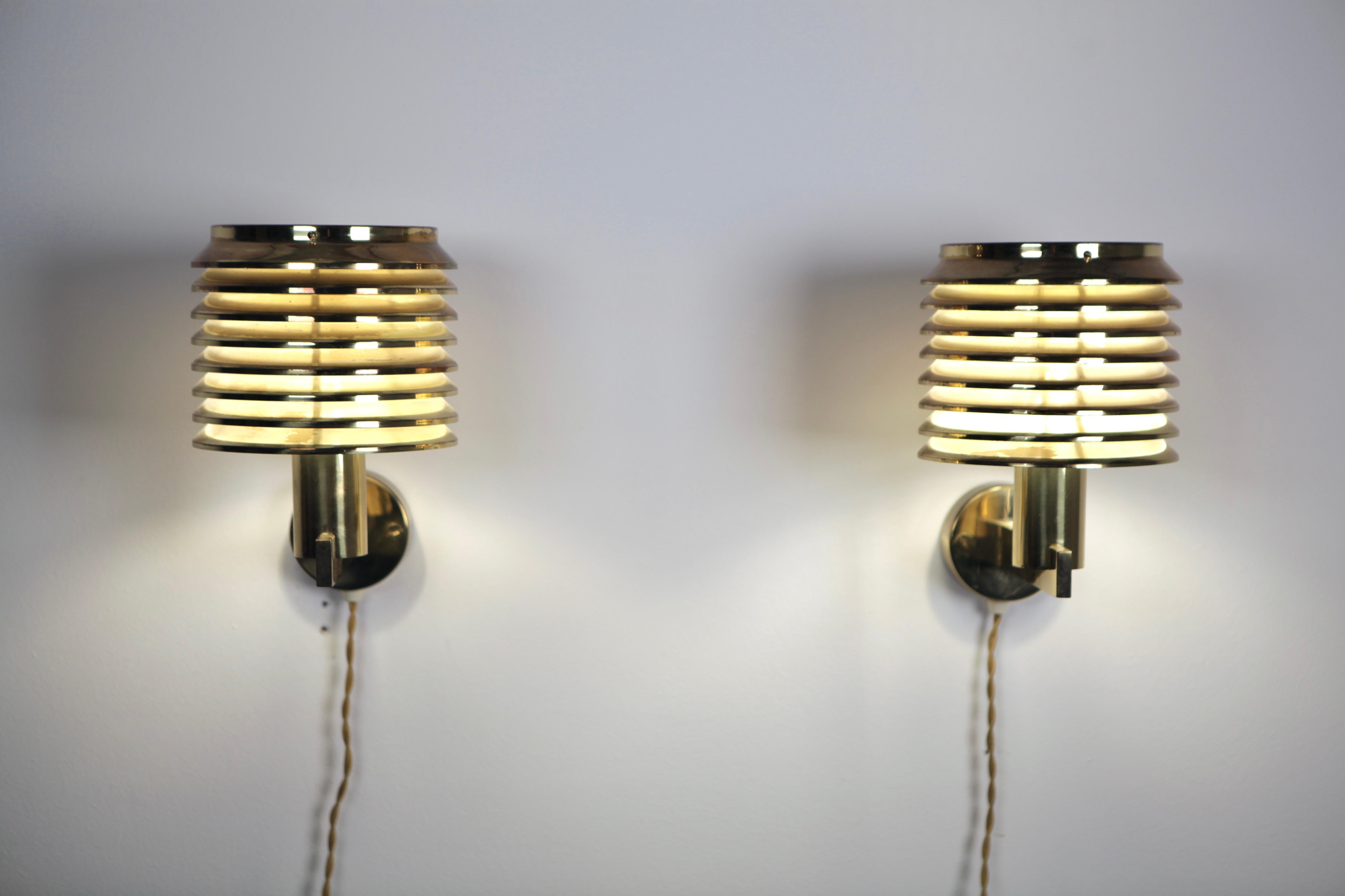 A pair of rare wall lights by Hans-Agne Jakobssen. Model V-299, manufactured in Markaryd, Sweden in the 1960s.
Great vintage condition, one E 27 socket each.#
