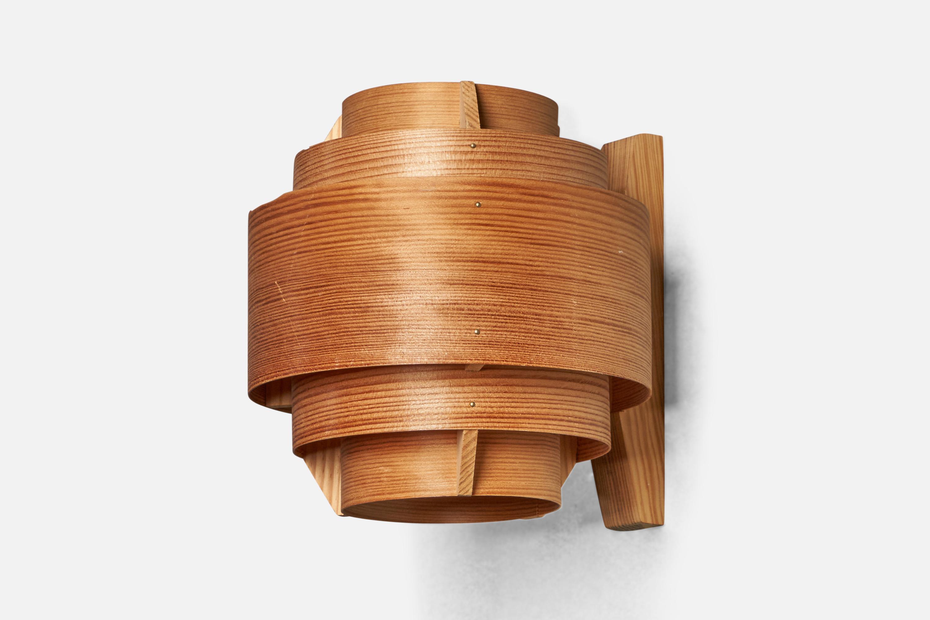 A pine and moulded pine veneer wall light designed by Hans Agne Jakobssen and produced by Elysett, Sweden, 1970s.

Overall Dimensions (inches): 7” H x 7” Diameter 
Back Plate Dimensions (inches): 7” H x 1” W x 1” D
Bulb Specifications: E-26