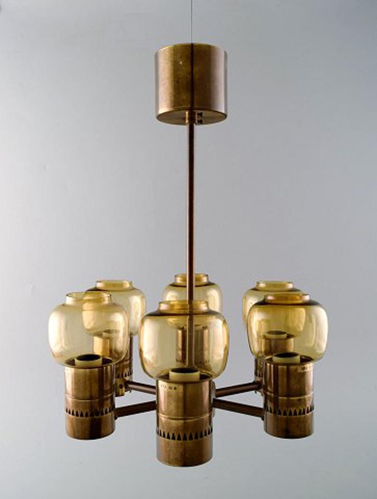 Hans Agne Jakobsson (1919-2009) six-armed electric chandelier in brass-mounted with art glass screens. Produced by Markaryd, Sweden, circa 1970.
Original label.
In very good condition, good patina.
Measures: Height 44 cm.
Diameter 31 cm.