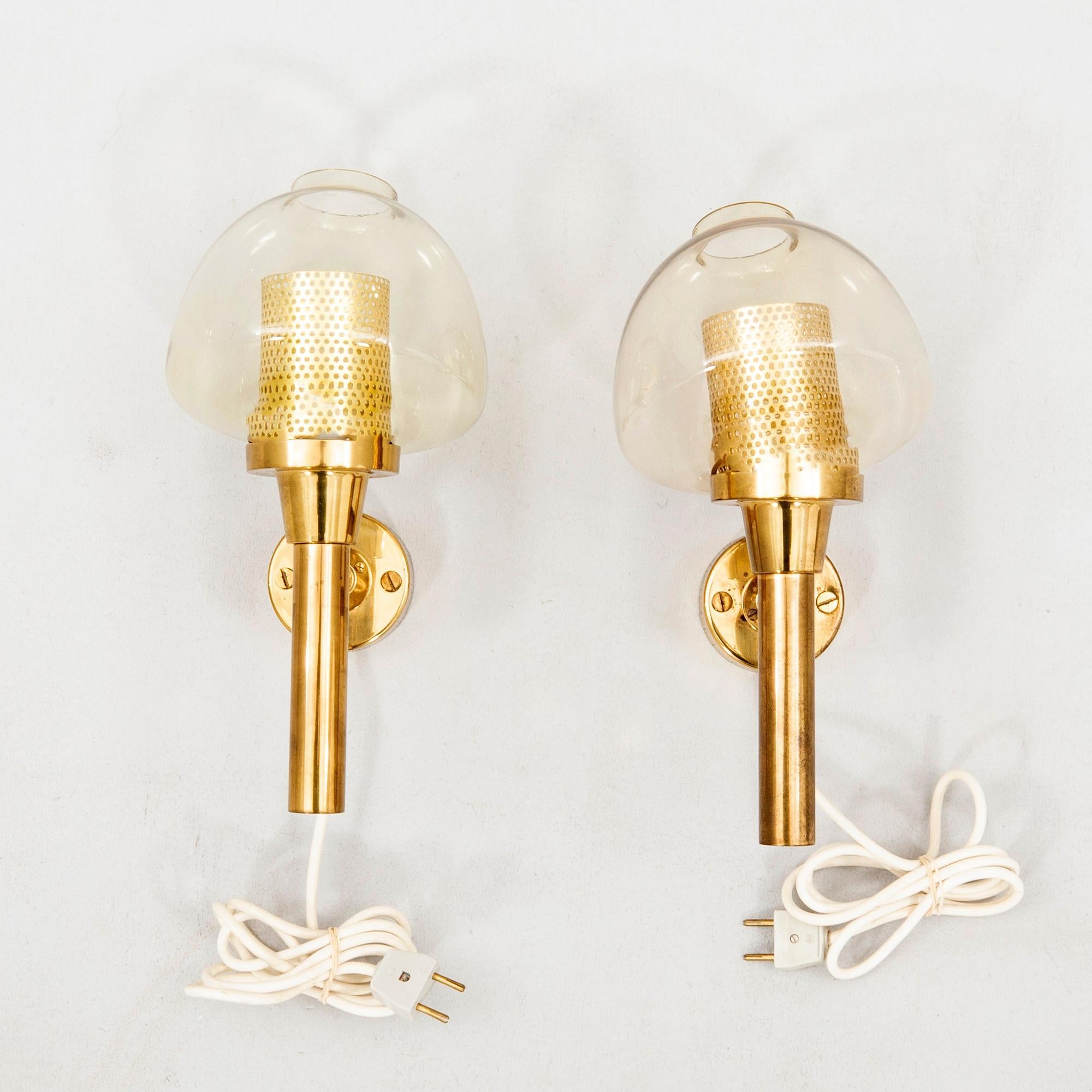 Mid-Century Modern Hans-Agne Jakobsson 2 Wall Lamps in Brass and Glass Sweden 1960 For Sale