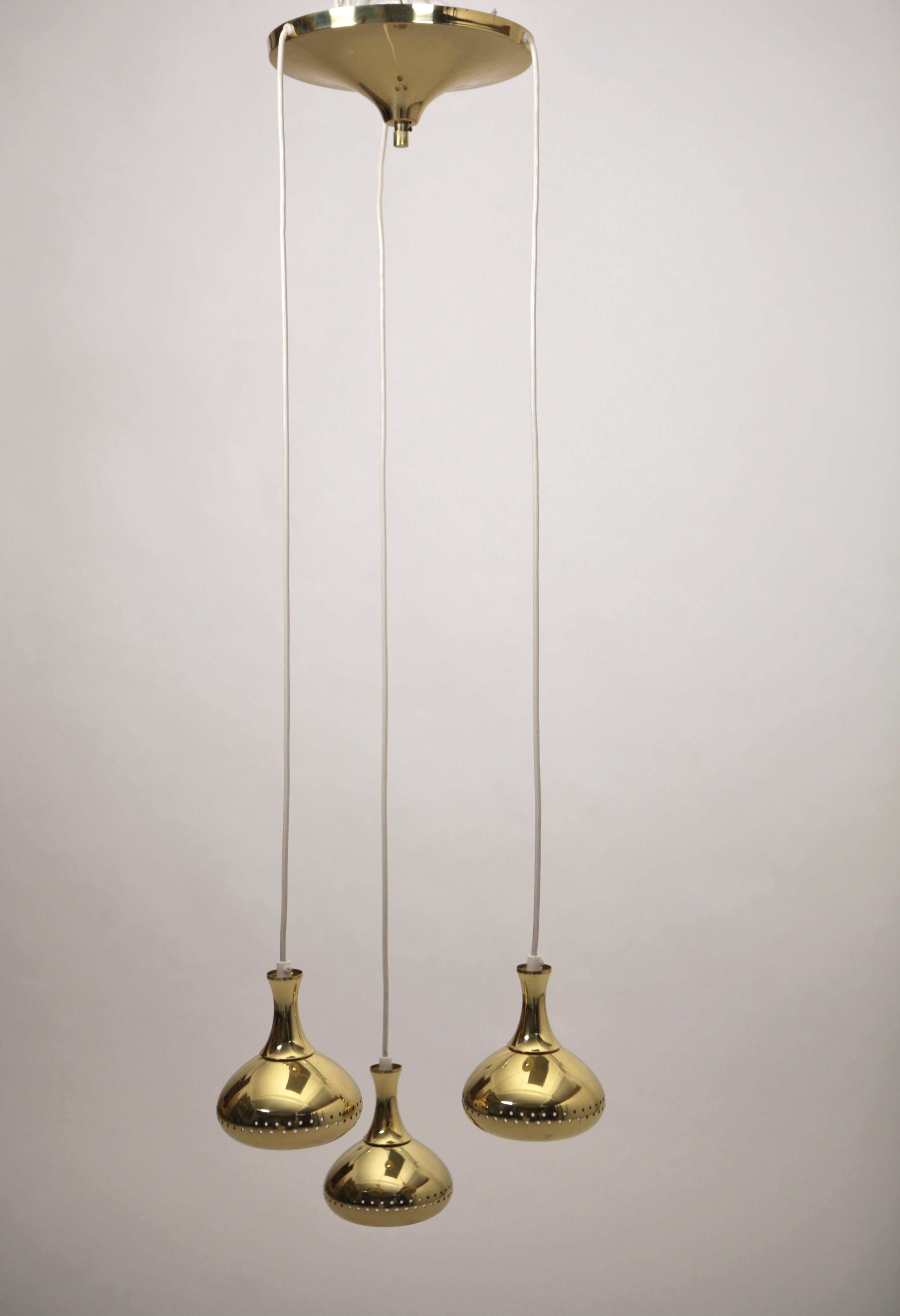 Hans-Agne Jakobsson, 3 light pendant ceiling light in perforated brass, with it´s original large canopy. Very good vintage condition, no dents.
The pendants are 15cm in diameter and 16 cm height. The canopy is 25 cm dia.
The mounted height shown on