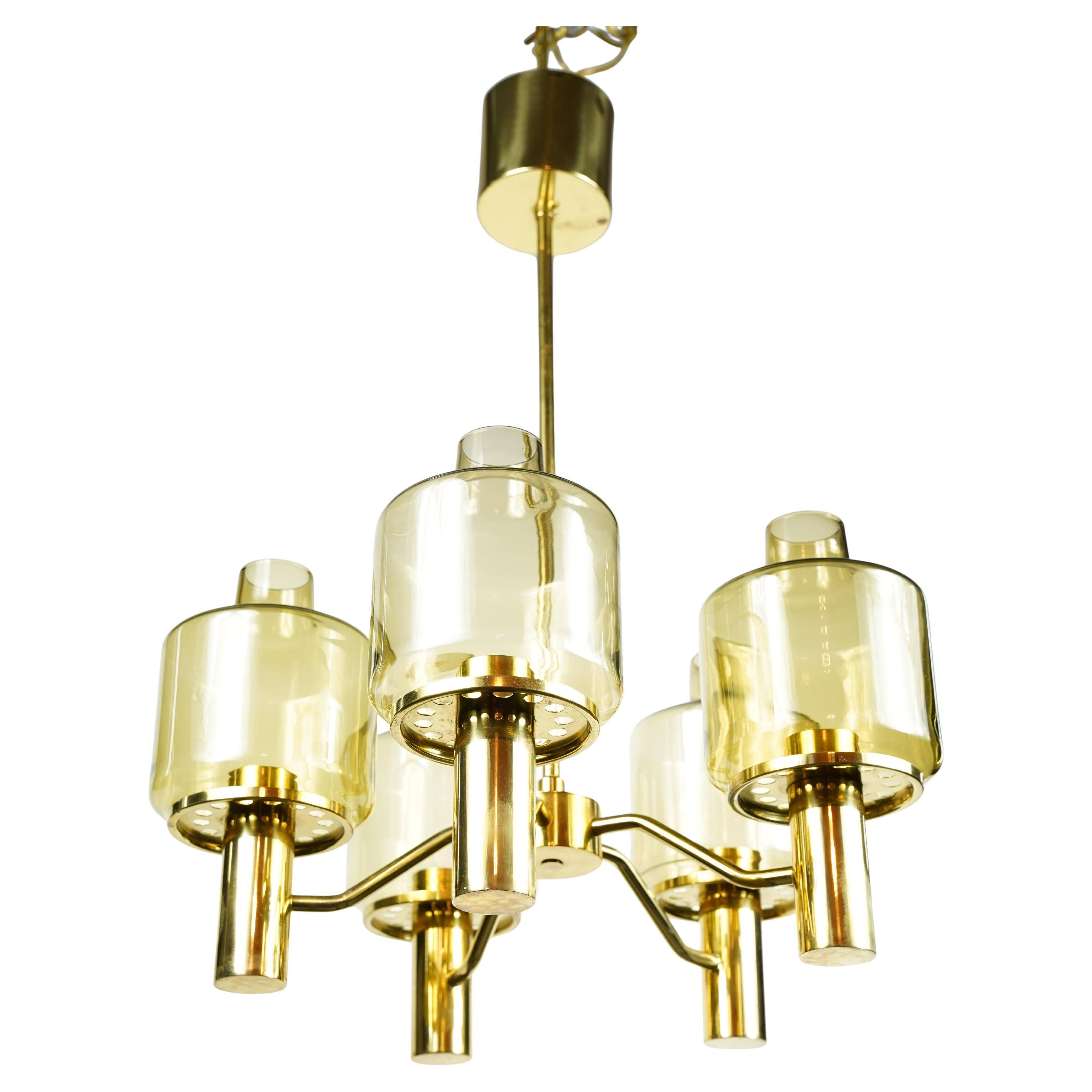 Hans-Agne Jakobsson Svezia 1970 , Struttura in ottone con 5 paralumi in vetro fumé caldo, ognuno dei quali contiene una singola presa Edison.
Ricablata per gli Stati Uniti.







 