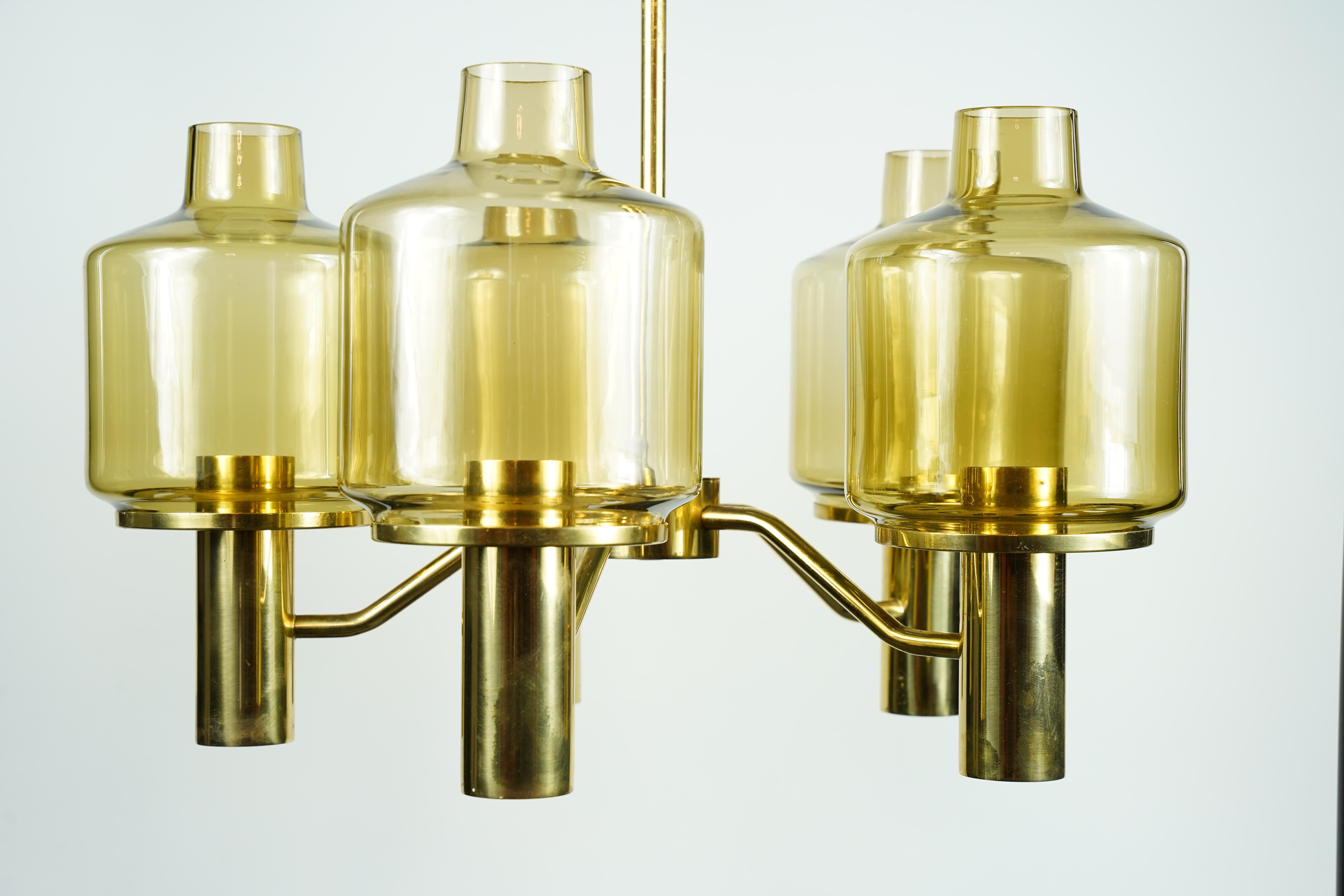 Mid-Century moderno Hans-Agne Jakobsson Lampadario a 5 bracci in ottone, paralumi in vetro fumé , 1970 Svezia in vendita