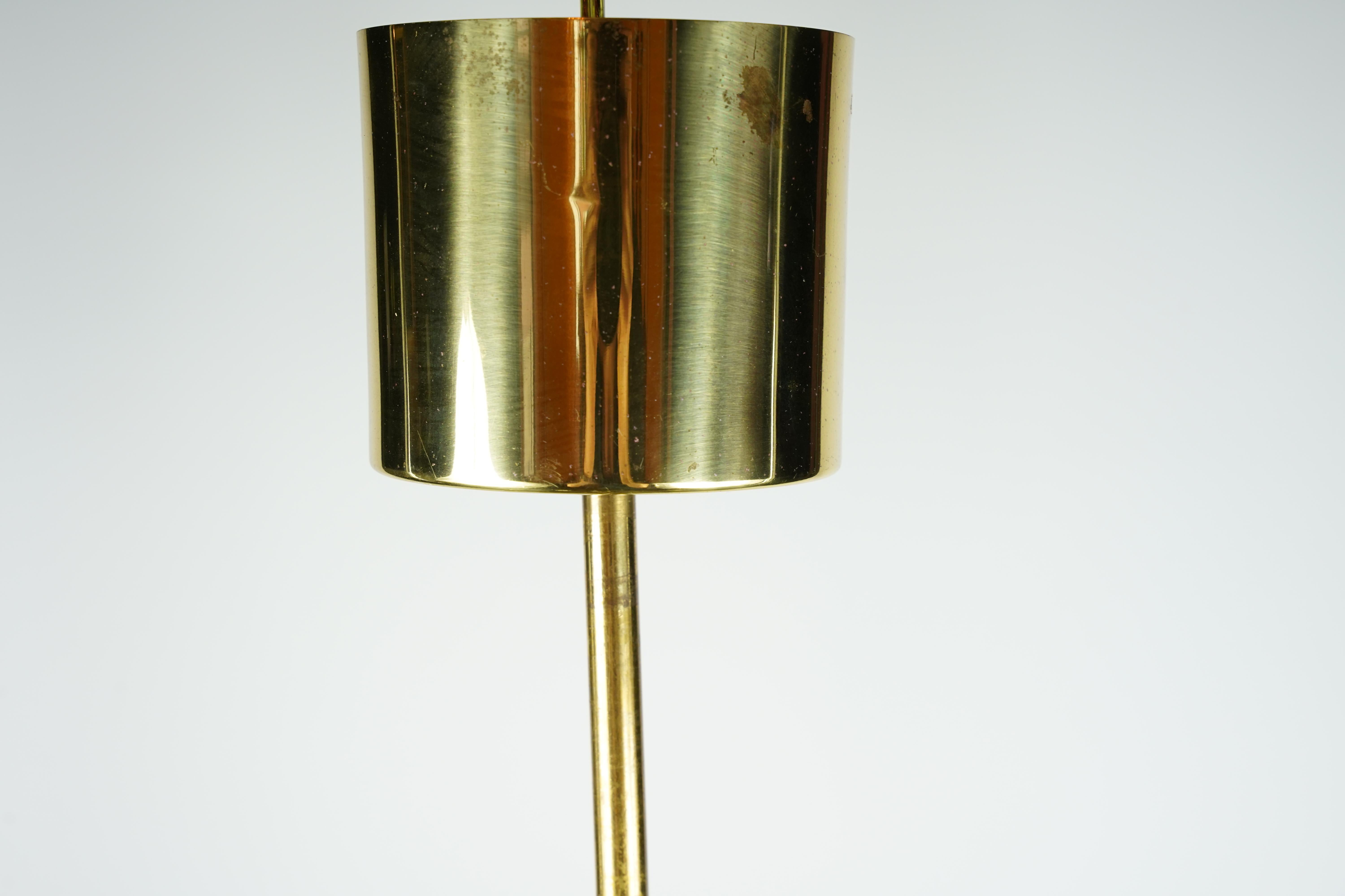 Calco Hans-Agne Jakobsson Lampadario a 5 bracci in ottone, paralumi in vetro fumé , 1970 Svezia in vendita